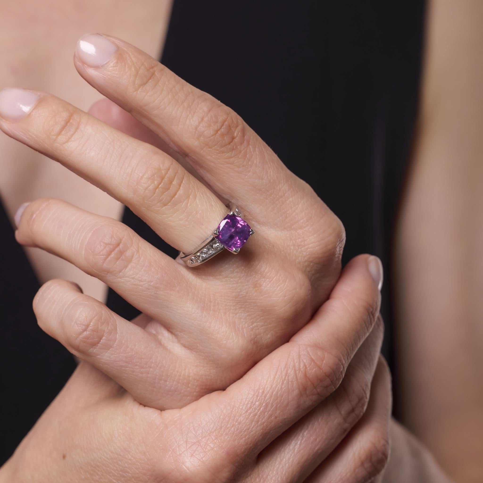 GIA 4,16 Karat rosa Saphir-Diamant-Ring aus 14k Weißgold (Kissenschliff) im Angebot