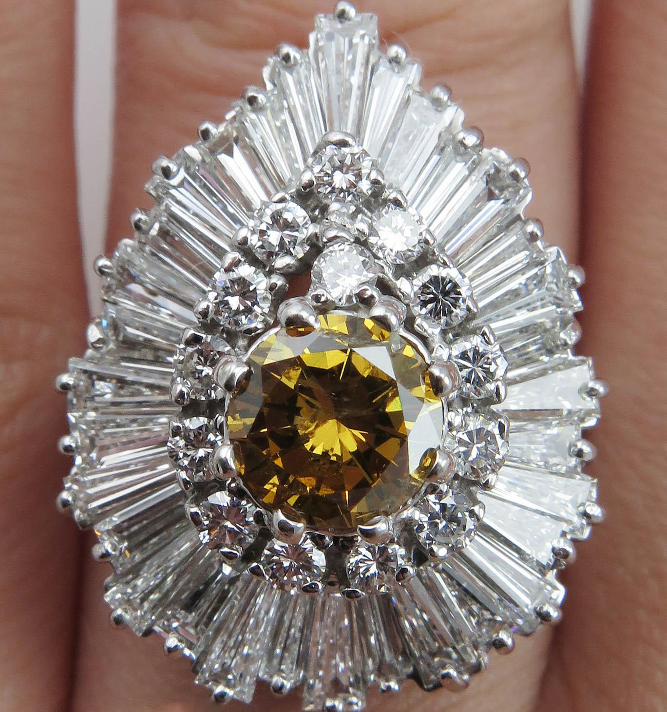 Eine wunderschöne zeitlose Retro CIRCA 1950s 18k White Gold (gestempelt) Pear Shaped Ballerina Diamond Ring!!
Der Mittelstein ist GIA-zertifiziert 1,08ct runden Diamanten in NATURAL Fancy Deep Brownish Yellow Farbe, SI2 Klarheit (Eye Clear). Die