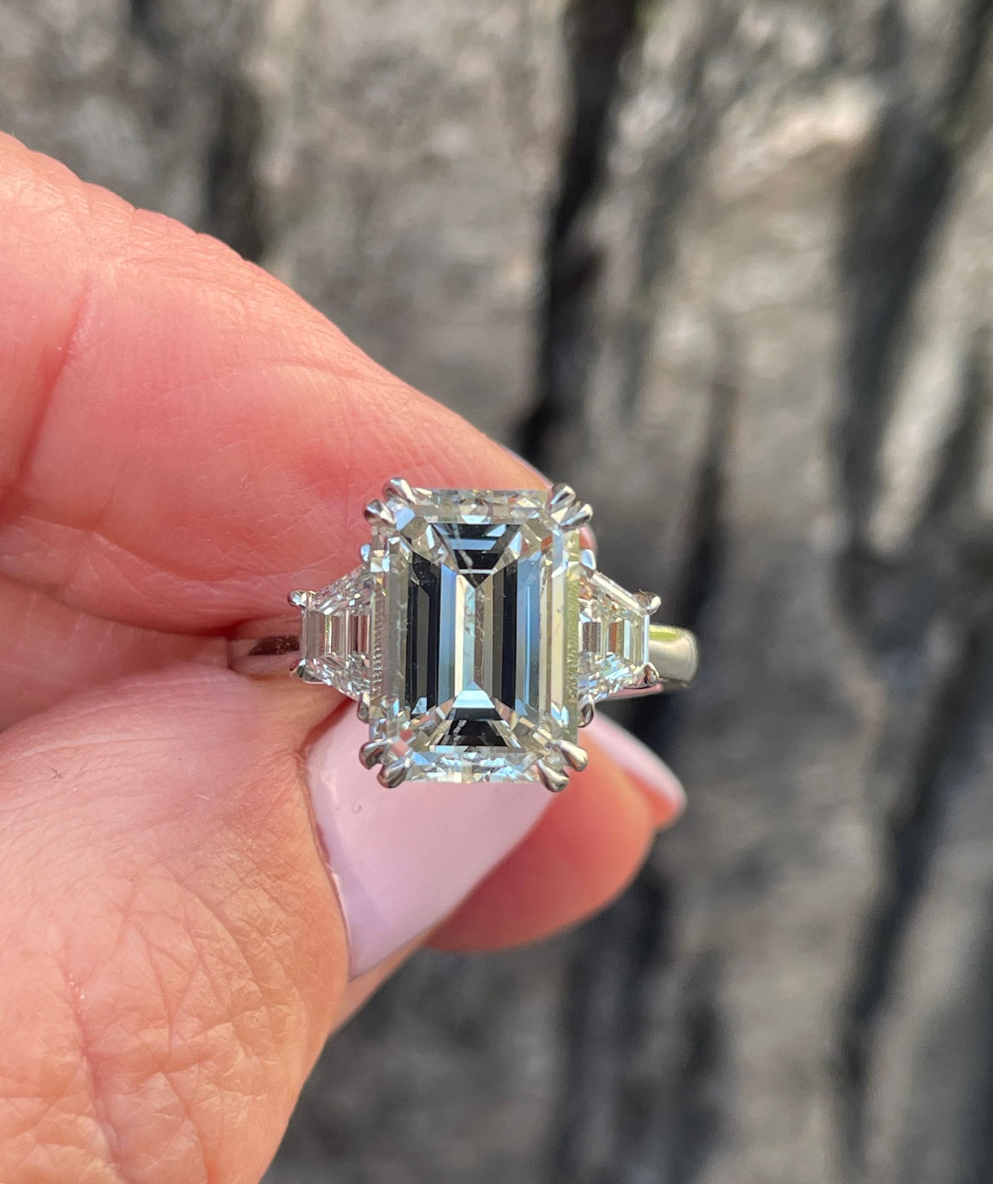 GIA 4.29ct Emerald Cut & Trapezoids 3 Stone Diamond Engagement Platinum Ring For Sale 3
