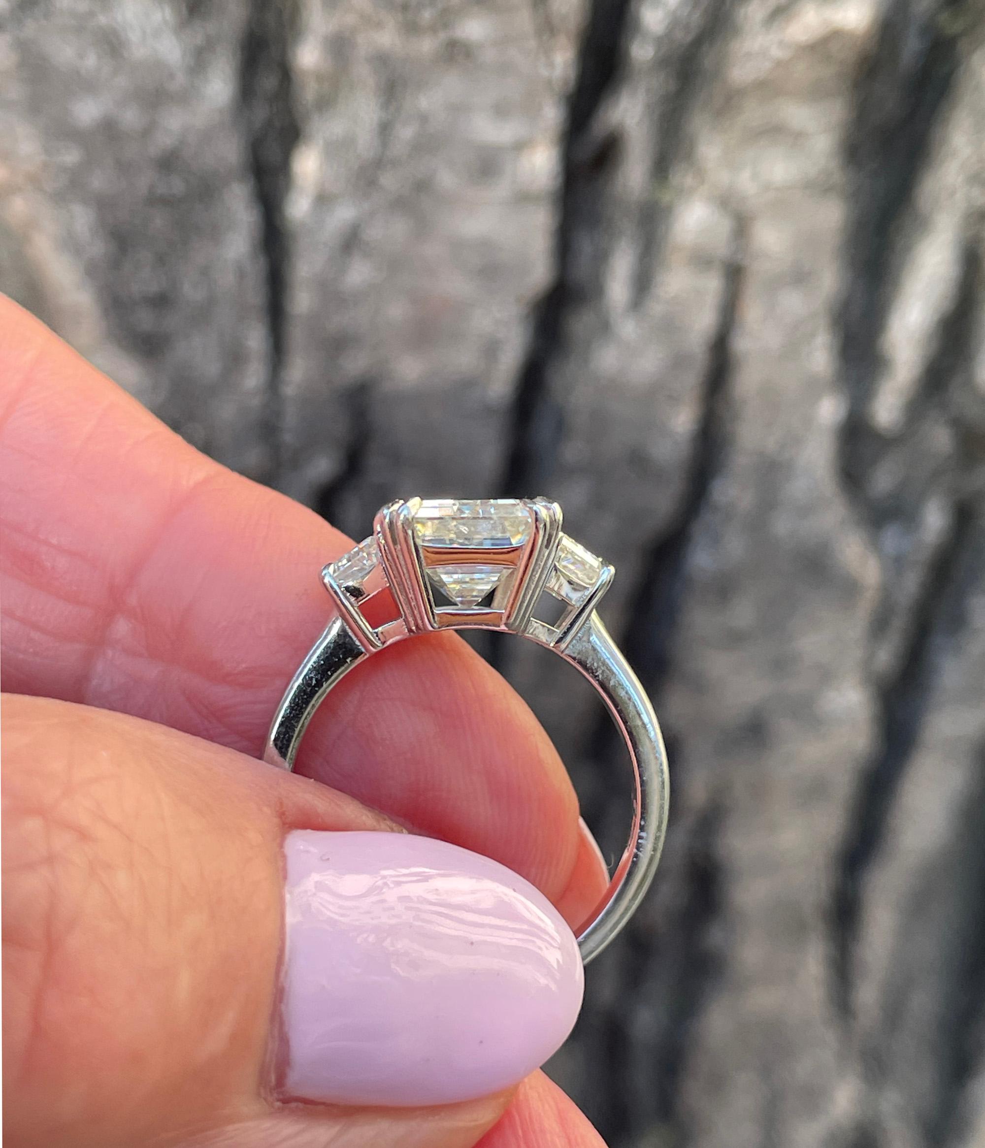 GIA 4.29ct Bague de fiançailles en platine avec diamant taille émeraude et trapézoïdes à 3 pierres en vente 7