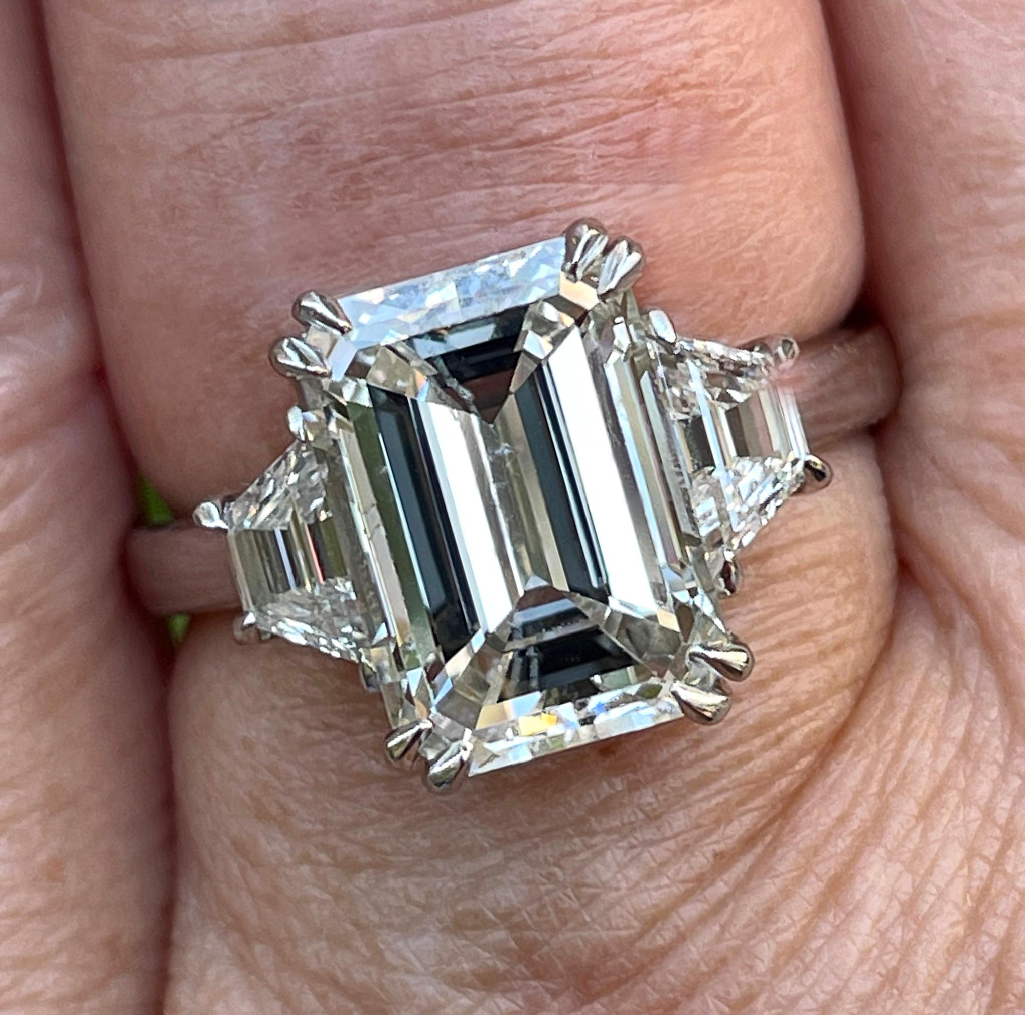 GIA 4.29ct Bague de fiançailles en platine avec diamant taille émeraude et trapézoïdes à 3 pierres en vente 8