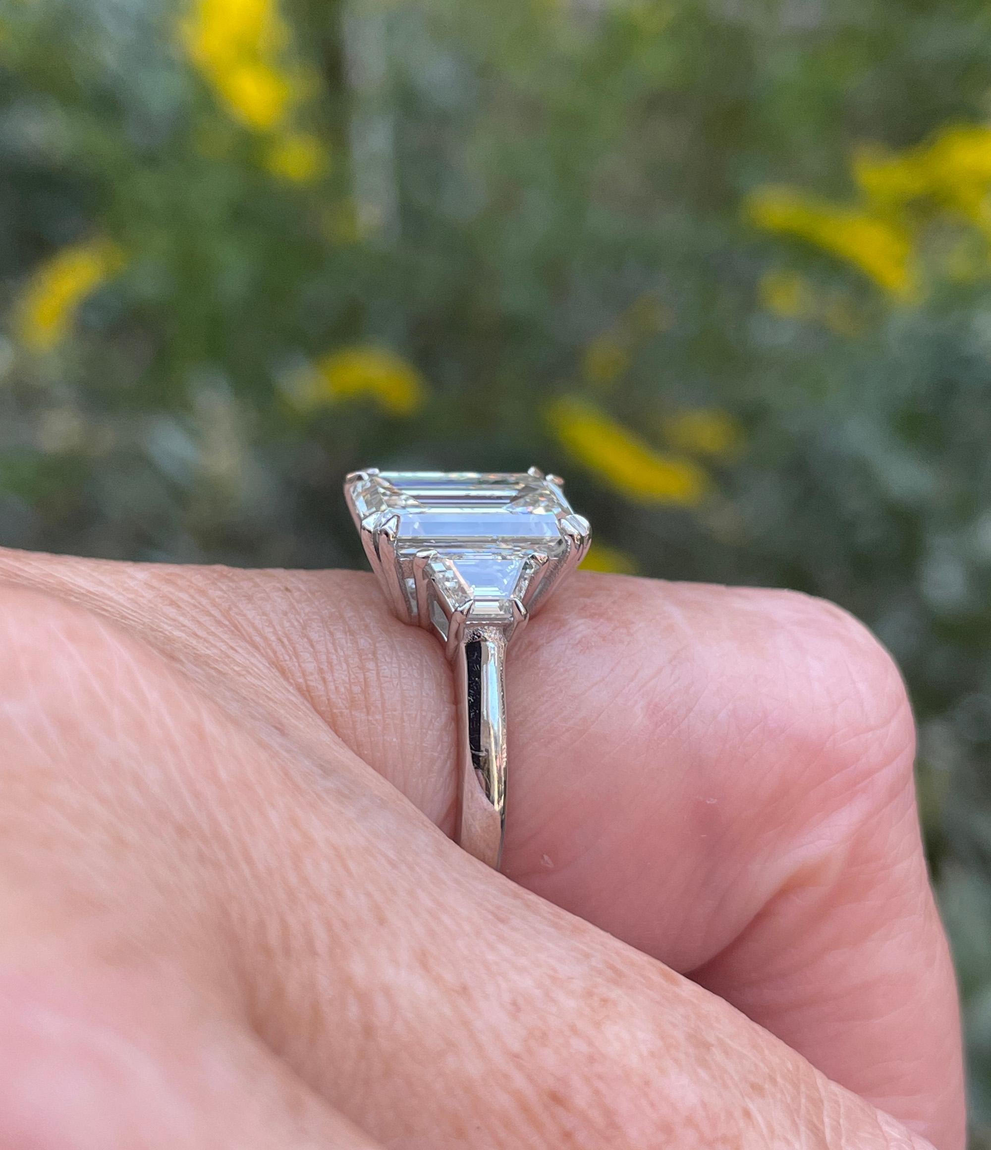 GIA 4.29ct Bague de fiançailles en platine avec diamant taille émeraude et trapézoïdes à 3 pierres en vente 9