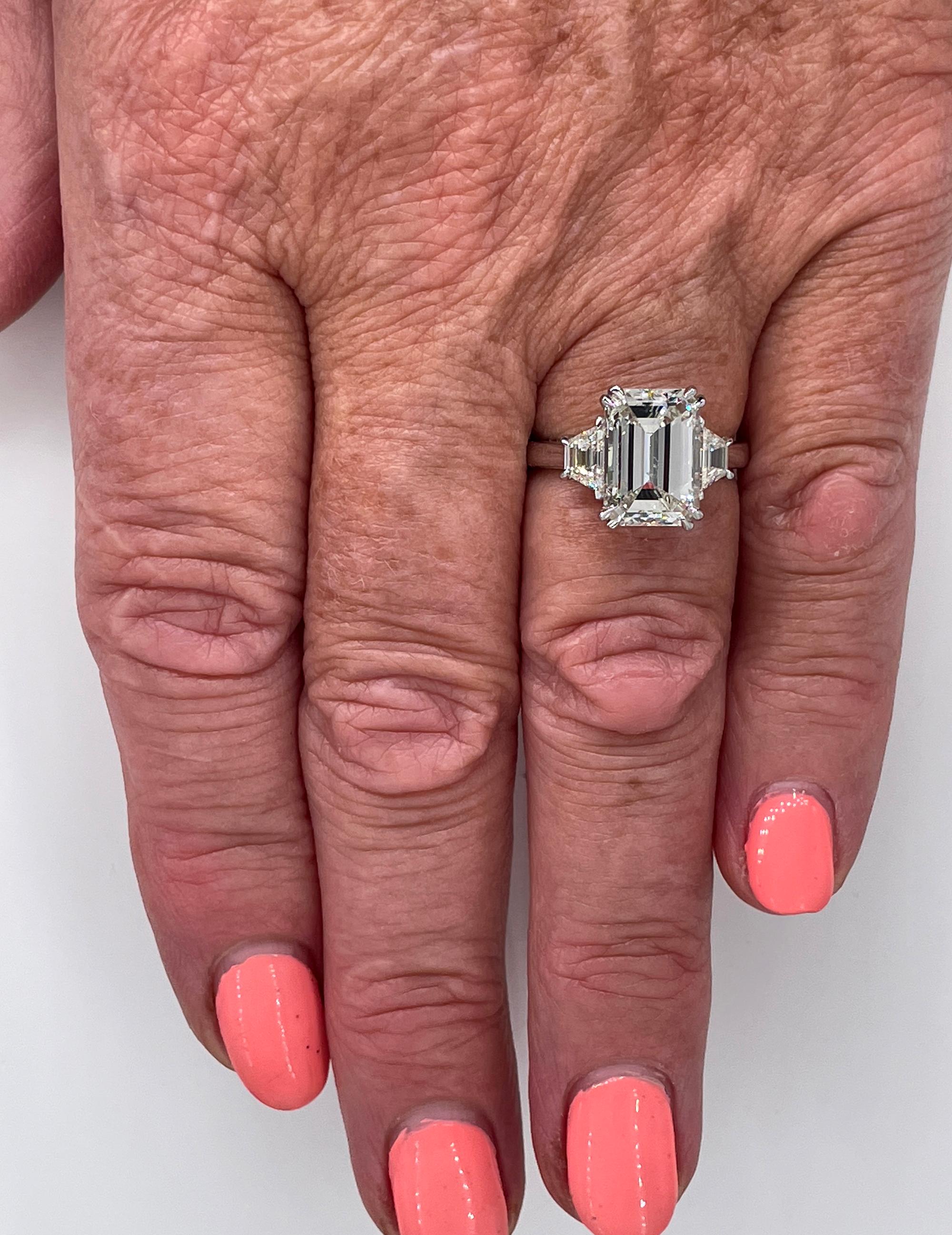 GIA 4.29ct Emerald Cut & Trapezoids 3 Stone Diamond Engagement Platinum Ring For Sale 11