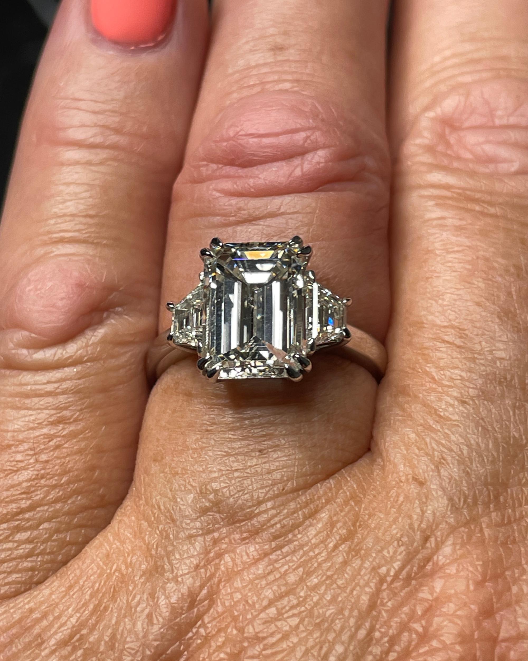 GIA 4.29ct Emerald Cut & Trapezoids 3 Stone Diamond Engagement Platinum Ring For Sale 12