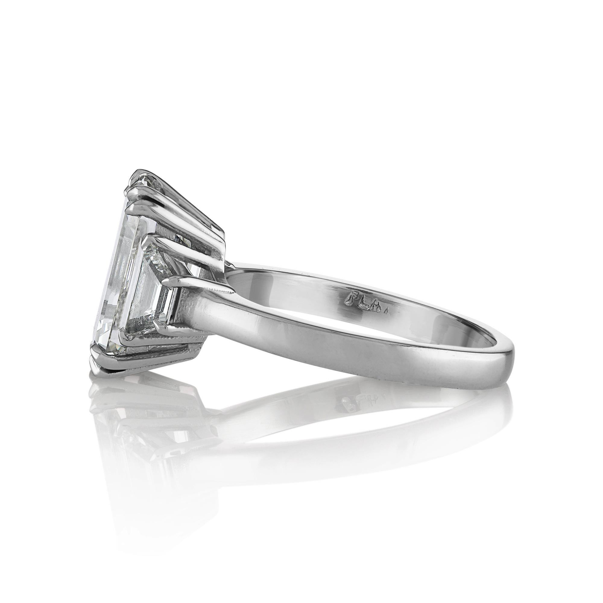 Moderne GIA 4.29ct Bague de fiançailles en platine avec diamant taille émeraude et trapézoïdes à 3 pierres en vente