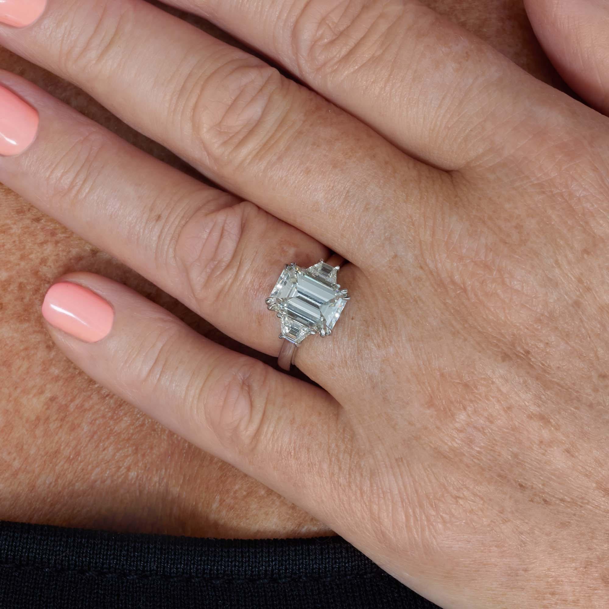 GIA 4.29ct Bague de fiançailles en platine avec diamant taille émeraude et trapézoïdes à 3 pierres en vente 2