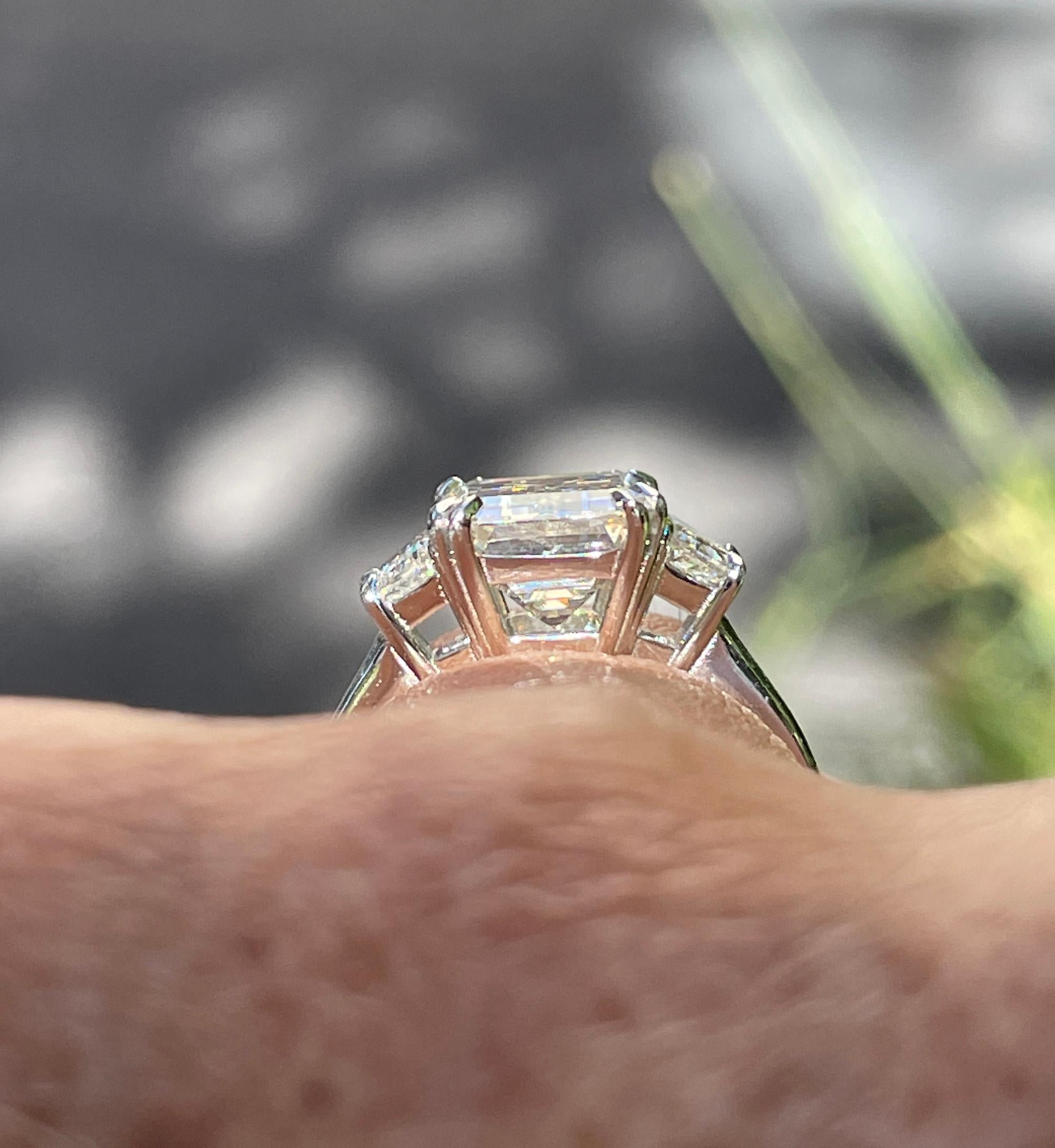 GIA 4.29ct Bague de fiançailles en platine avec diamant taille émeraude et trapézoïdes à 3 pierres en vente 3