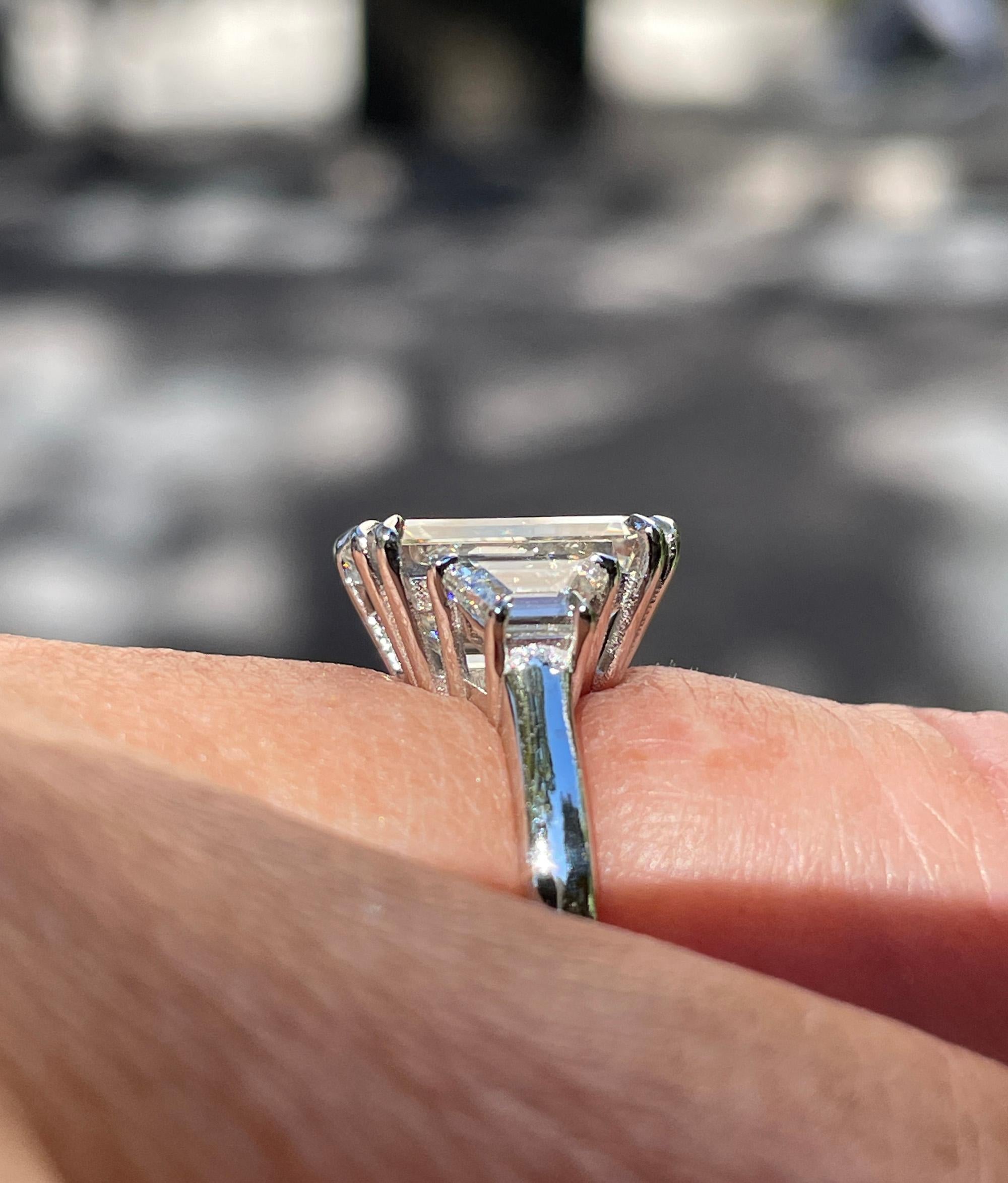 GIA 4.29ct Emerald Cut & Trapezoids 3 Stone Diamond Engagement Platinum Ring For Sale 2