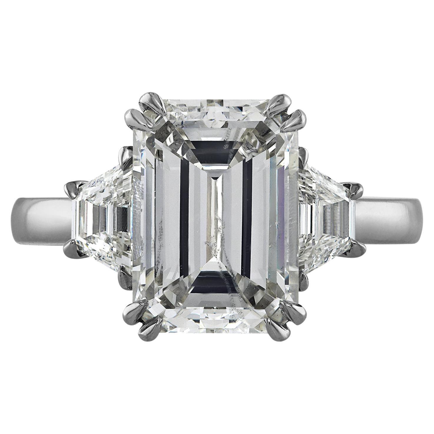 GIA 4.29ct Bague de fiançailles en platine avec diamant taille émeraude et trapézoïdes à 3 pierres en vente