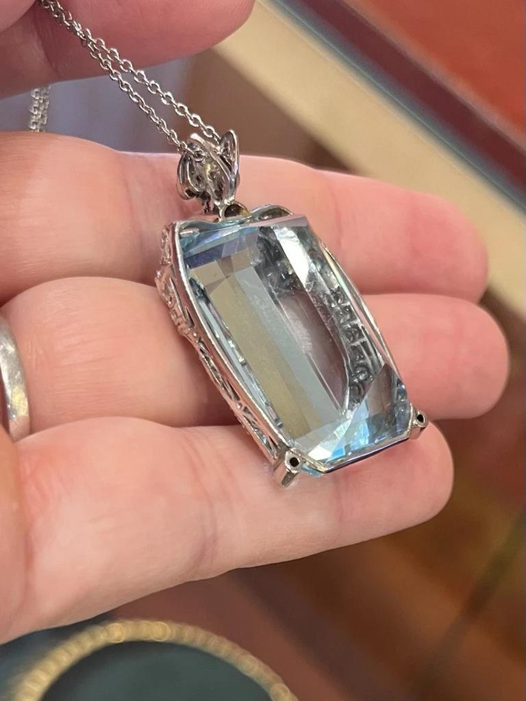 Collier pendentif vintage en platine avec aigue-marine et diamants de 43 carats certifiés GIA en vente 1