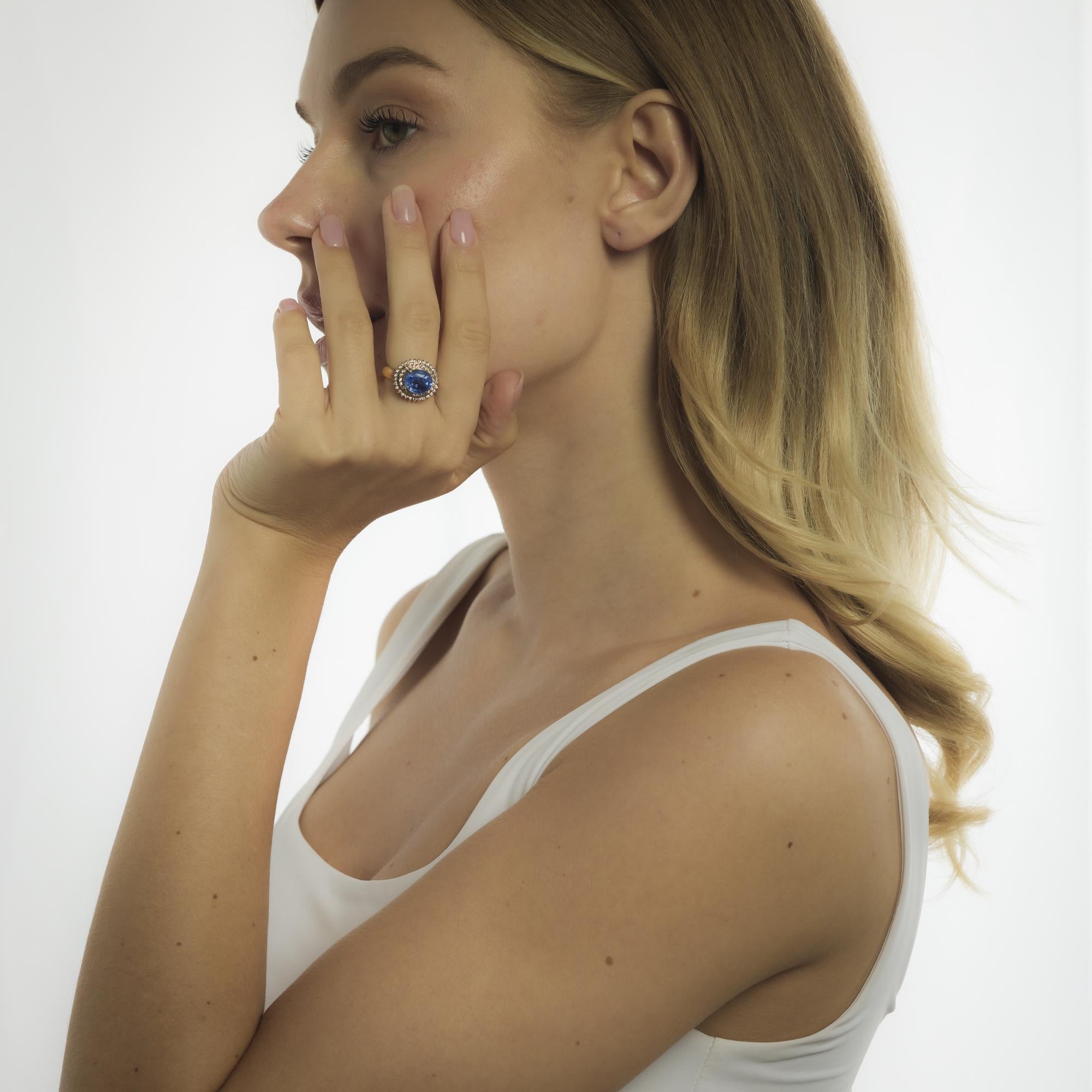 Dieser Vintage-Ring aus 18 Karat Gelbgold aus den 1970er Jahren präsentiert einen blauen Saphir von 4,30 Karat im Ovalschliff aus Ceylon, der von GIA #6237637601 als unbehandelt zertifiziert wurde. Zweiundfünfzig runde Diamanten im Brillantschliff