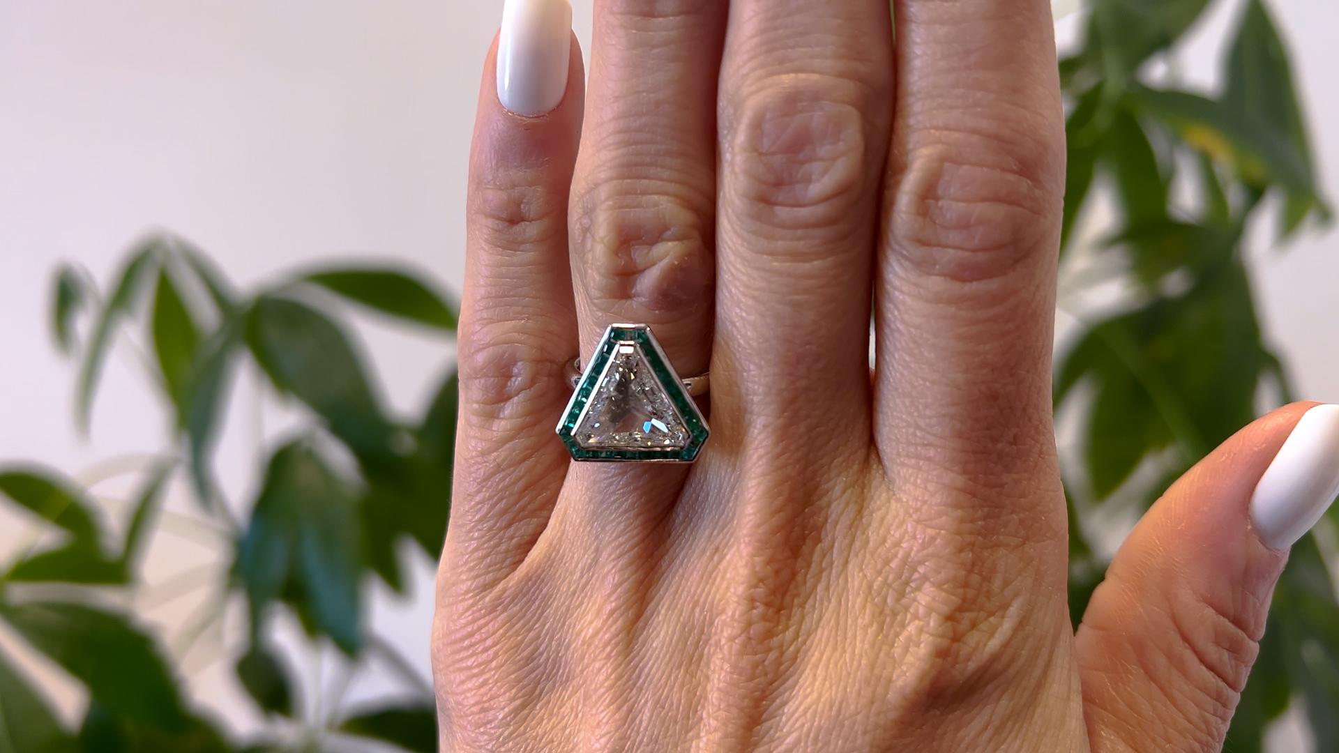 Platinring mit GIA 4,40 Karat Diamant im Dreieckschliff und Smaragd (Trillionschliff)
