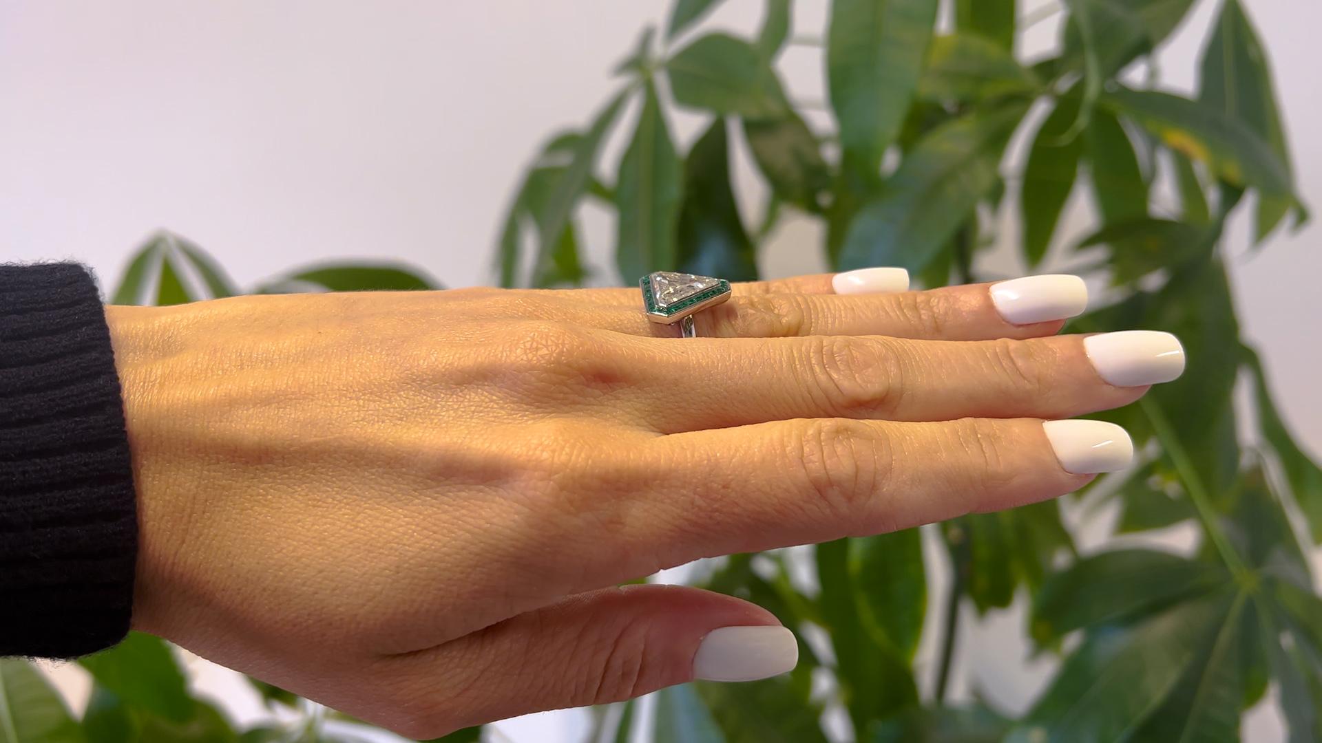 Platinring mit GIA 4,40 Karat Diamant im Dreieckschliff und Smaragd im Zustand „Hervorragend“ in Beverly Hills, CA