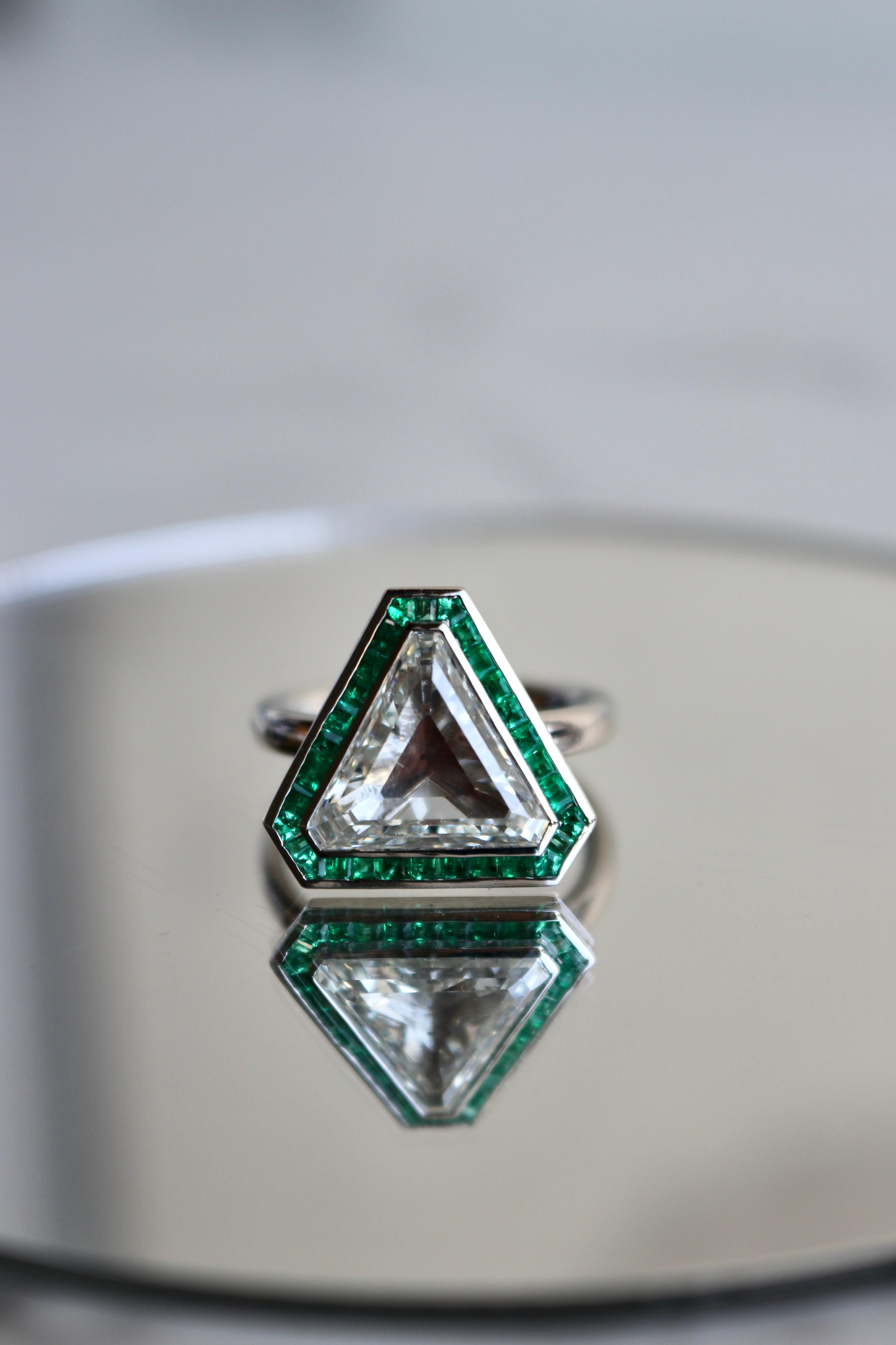 Platinring mit GIA 4,40 Karat Diamant im Dreieckschliff und Smaragd 1