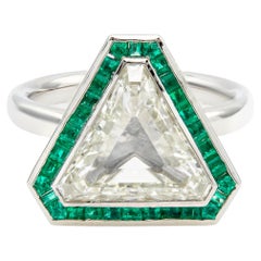 Platinring mit GIA 4,40 Karat Diamant im Dreieckschliff und Smaragd
