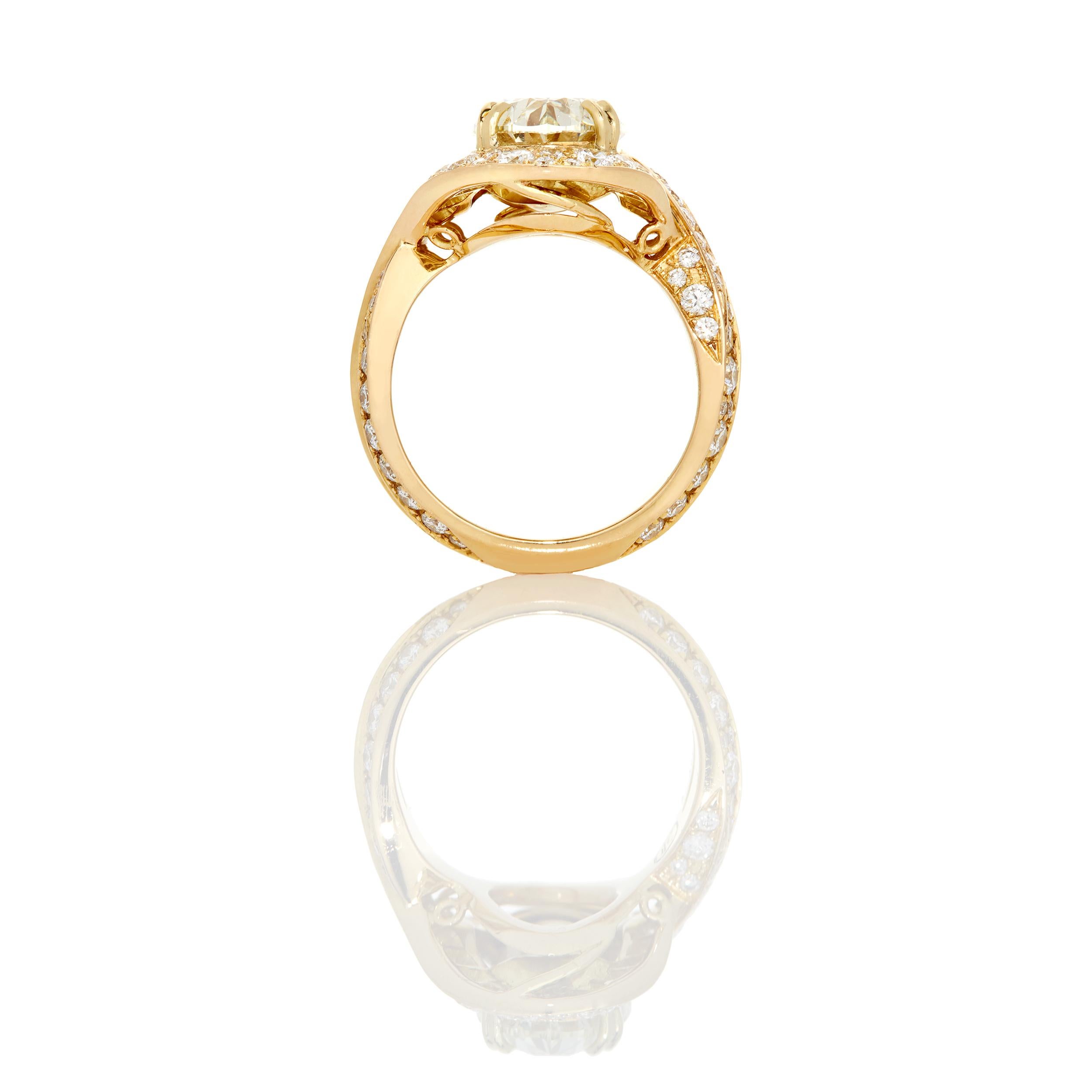 Moderne Bague avec diamant jaune ovale de 4,47 carats certifié GIA et diamants incolores de 2,36 carats en vente