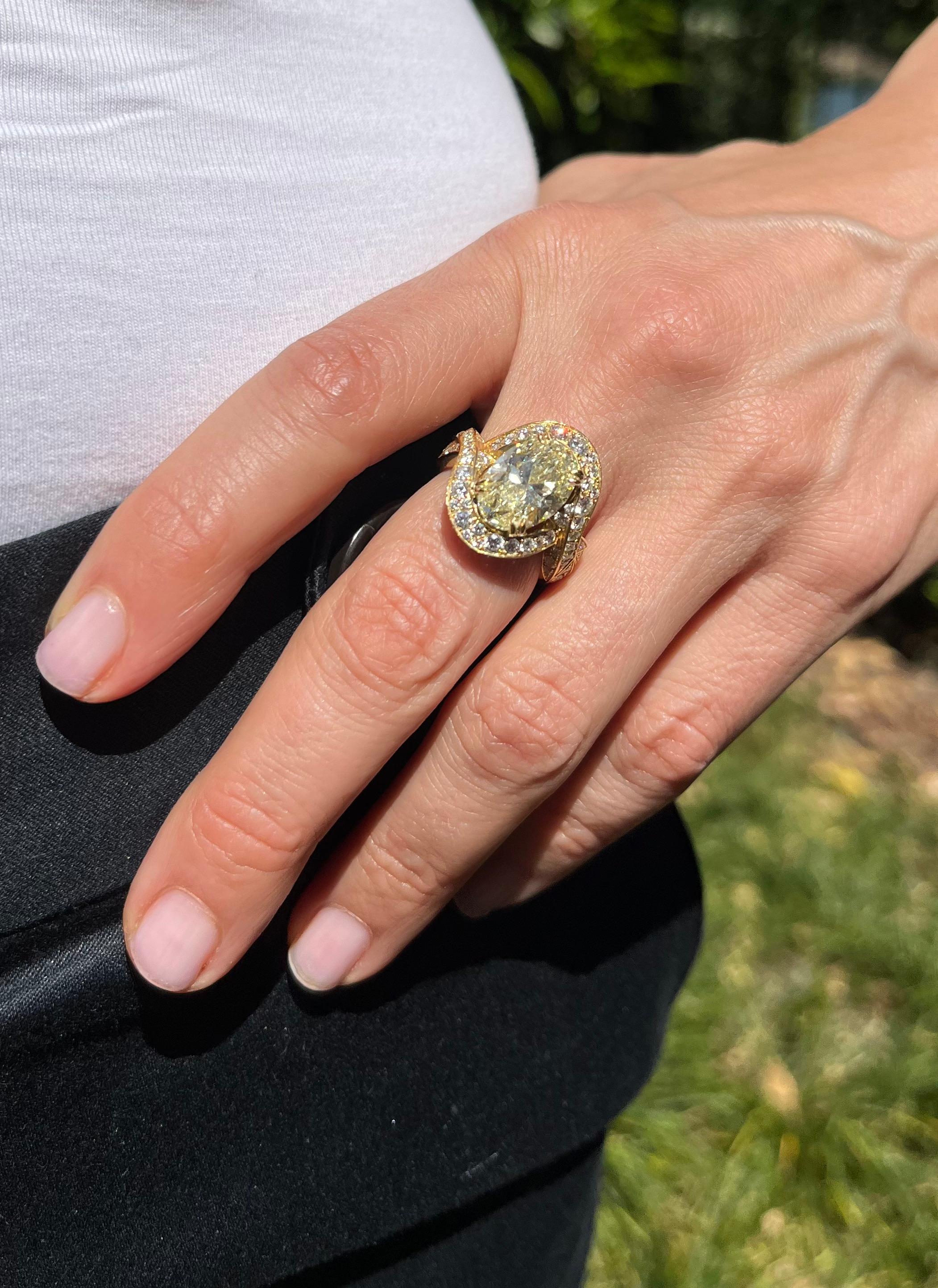Taille ovale Bague avec diamant jaune ovale de 4,47 carats certifié GIA et diamants incolores de 2,36 carats en vente