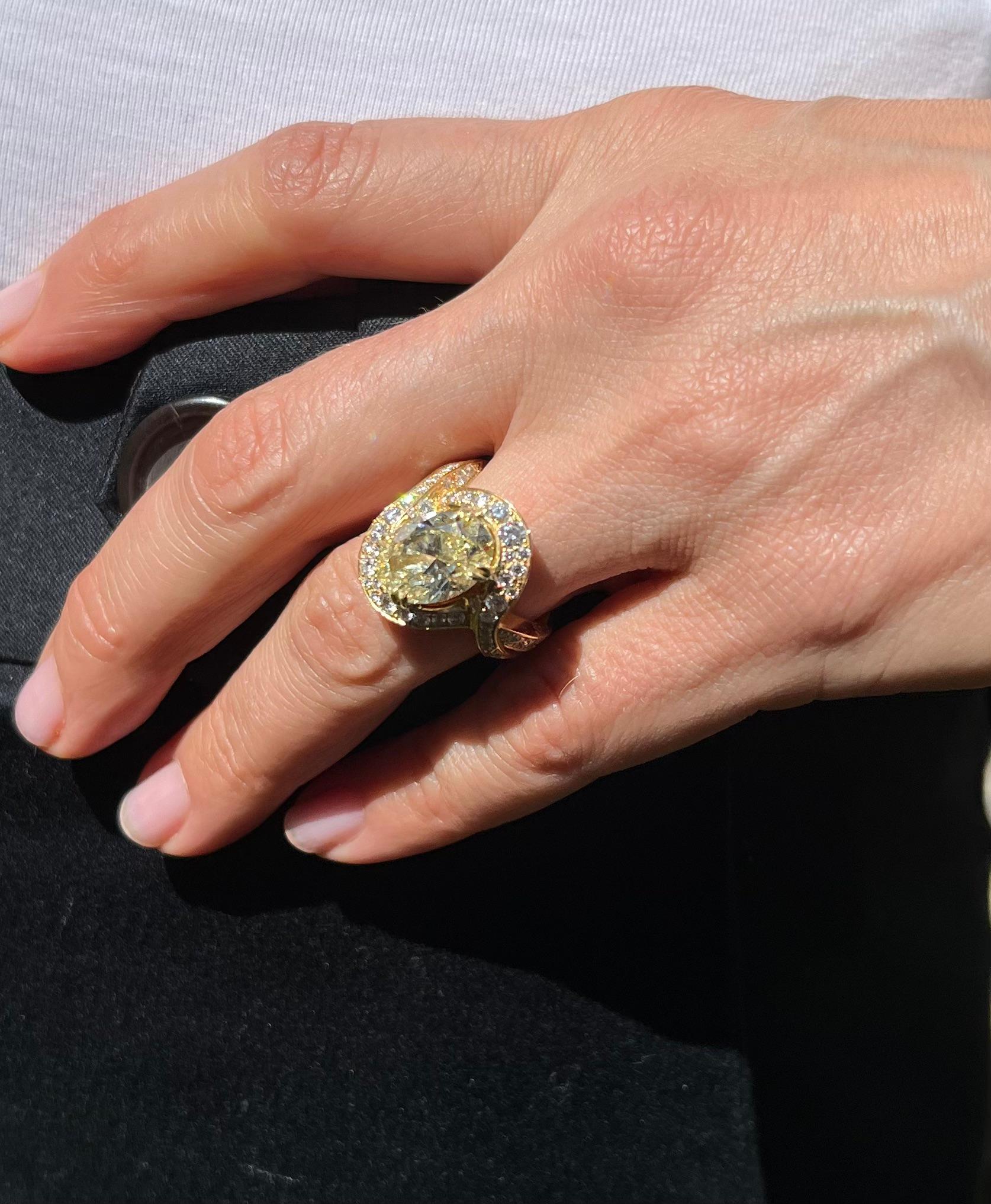 Bague avec diamant jaune ovale de 4,47 carats certifié GIA et diamants incolores de 2,36 carats Neuf - En vente à Charleston, SC