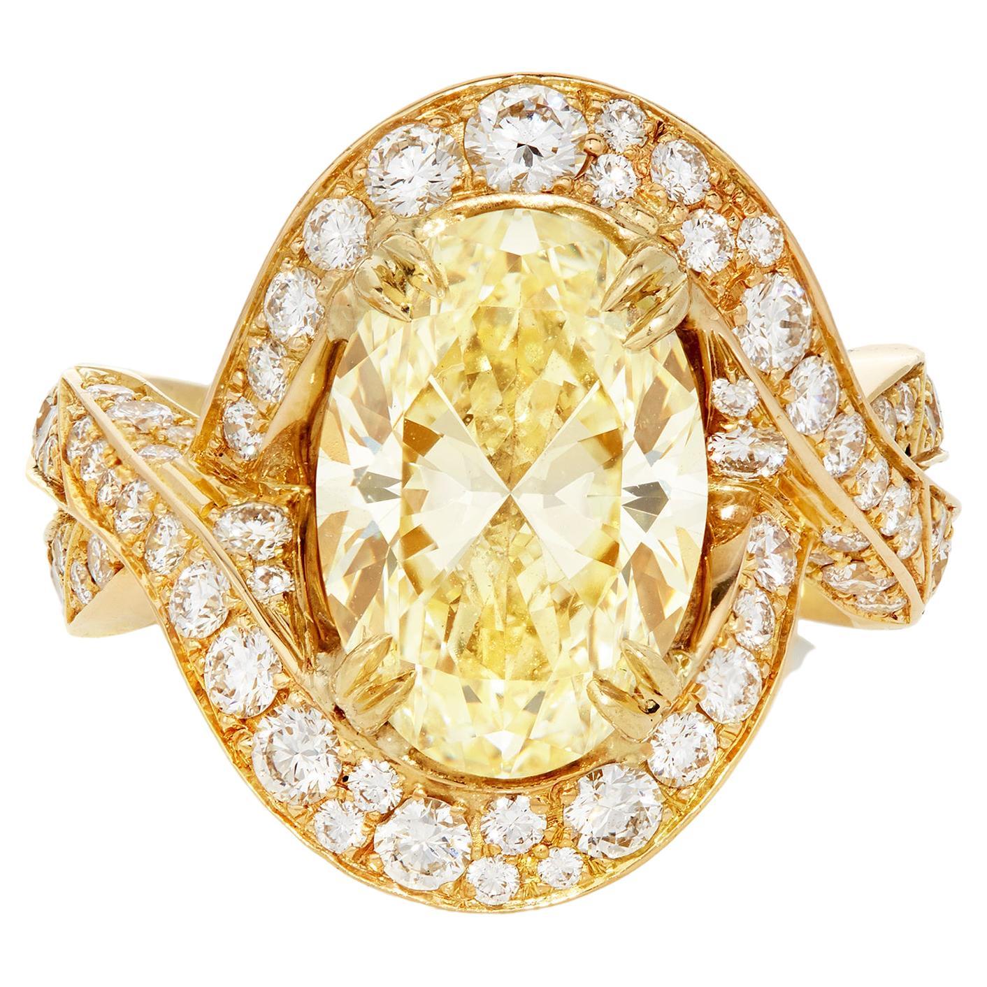 Bague avec diamant jaune ovale de 4,47 carats certifié GIA et diamants incolores de 2,36 carats en vente