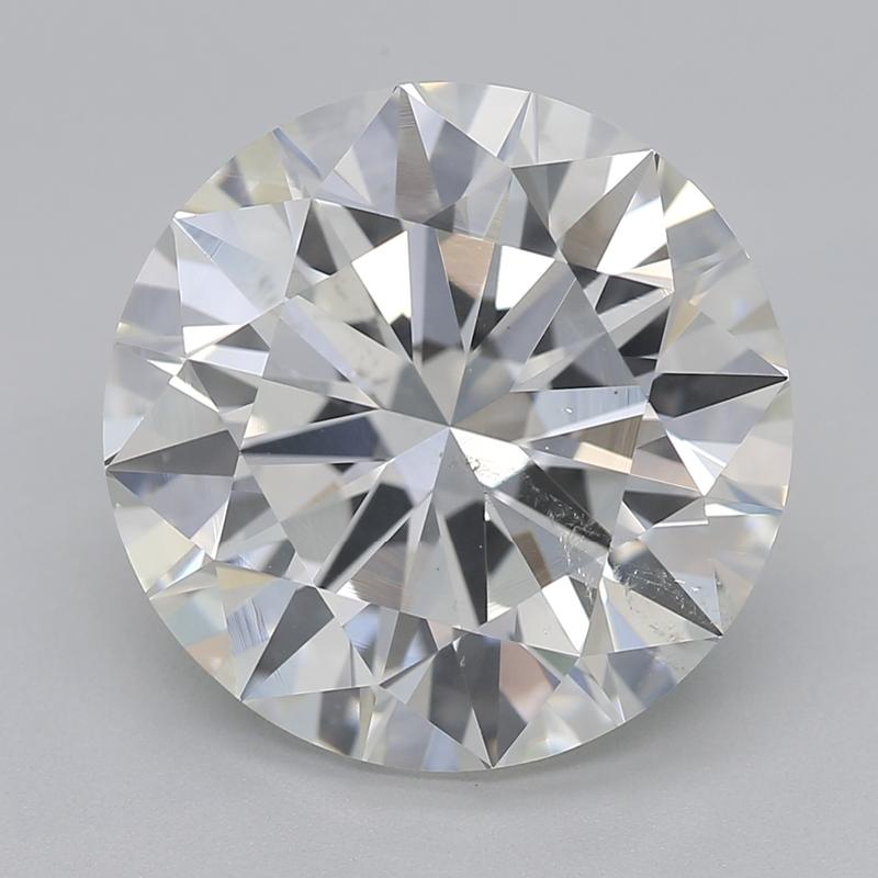 Realizzato a mano a New York, uno splendido anello con diamante che incarna senza sforzo l'eleganza e la raffinatezza, caratterizzato da un sorprendente diamante rotondo al centro, del peso di 4.51. Classificata J e SI2, questa gemma certificata GIA