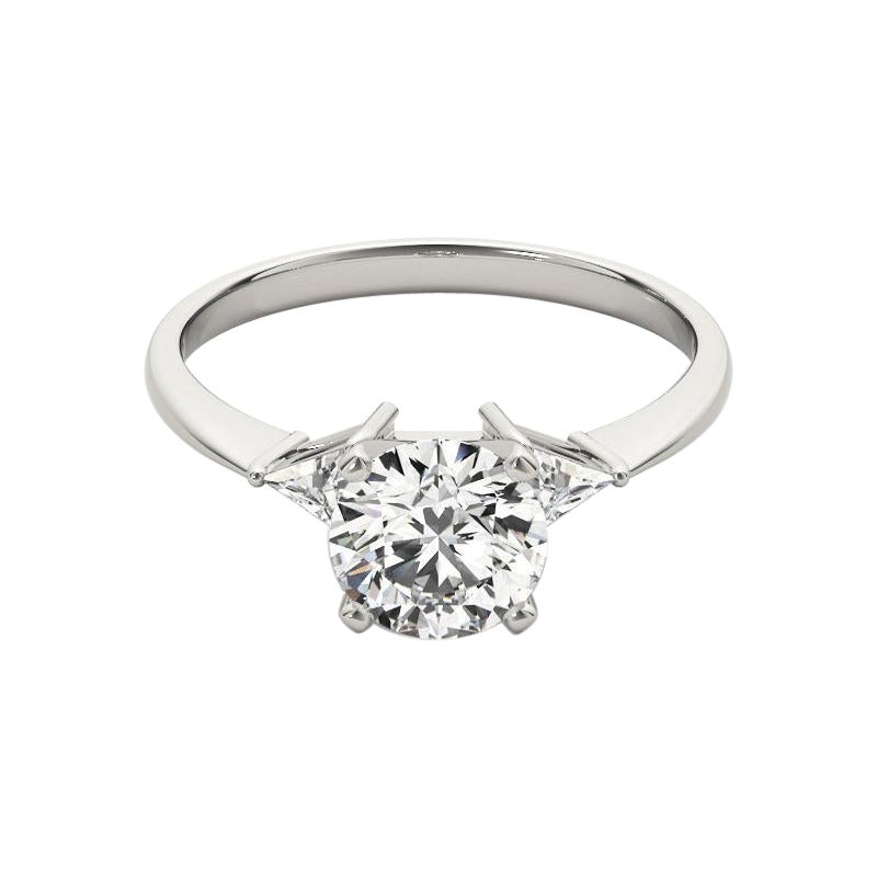 GIA 4,51 Carati Tondo a Tre Pietre Taglio Trillion  Anello con diamante in vendita