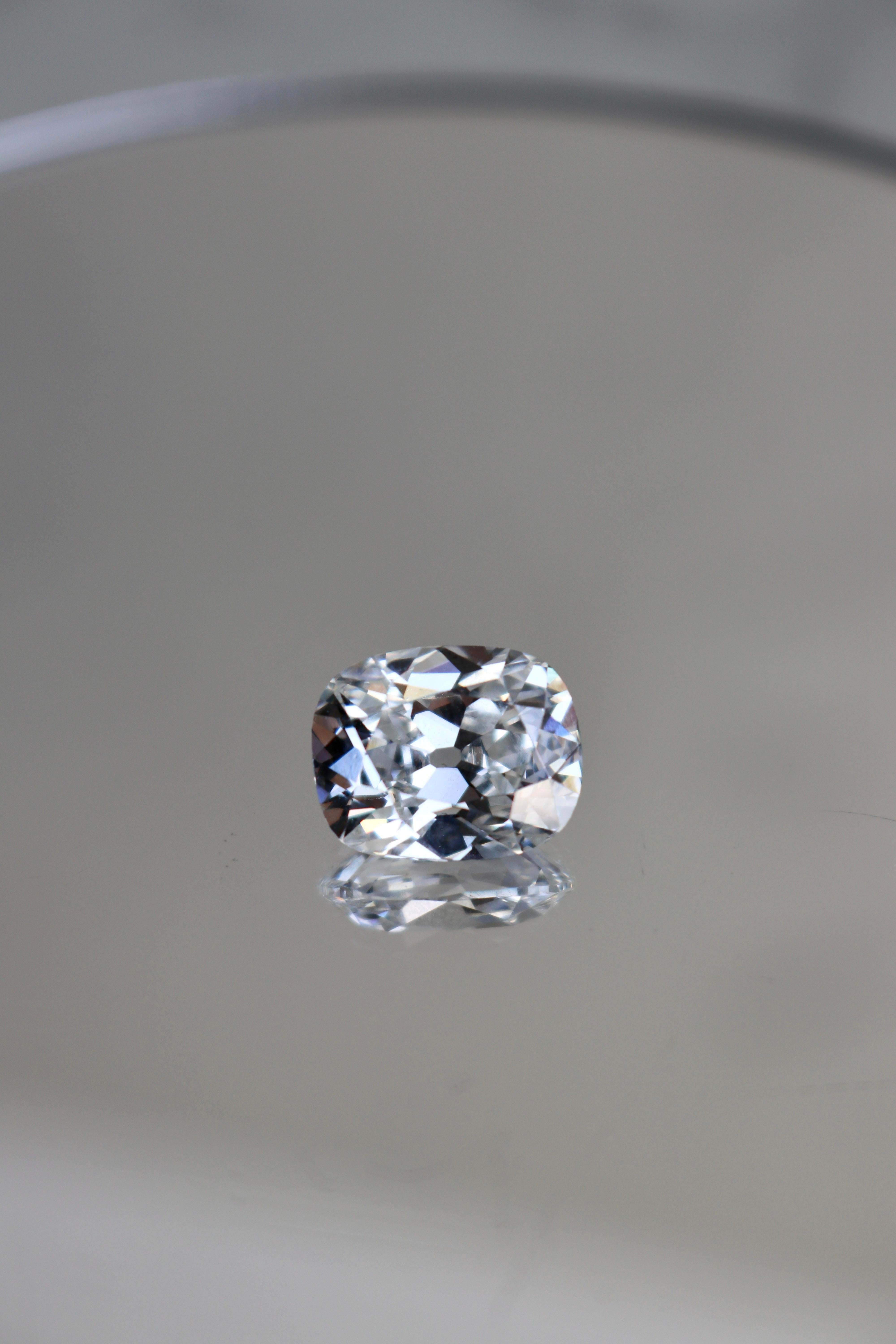 Un diamant brut GIA de 4,52 carats, taille brillant modifiée en coussin. Accompagné du numéro GIA #2239209305 indiquant que le diamant est de couleur F, pureté VS2.  

About this Item : Admirez l'incarnation de la magnificence avec notre