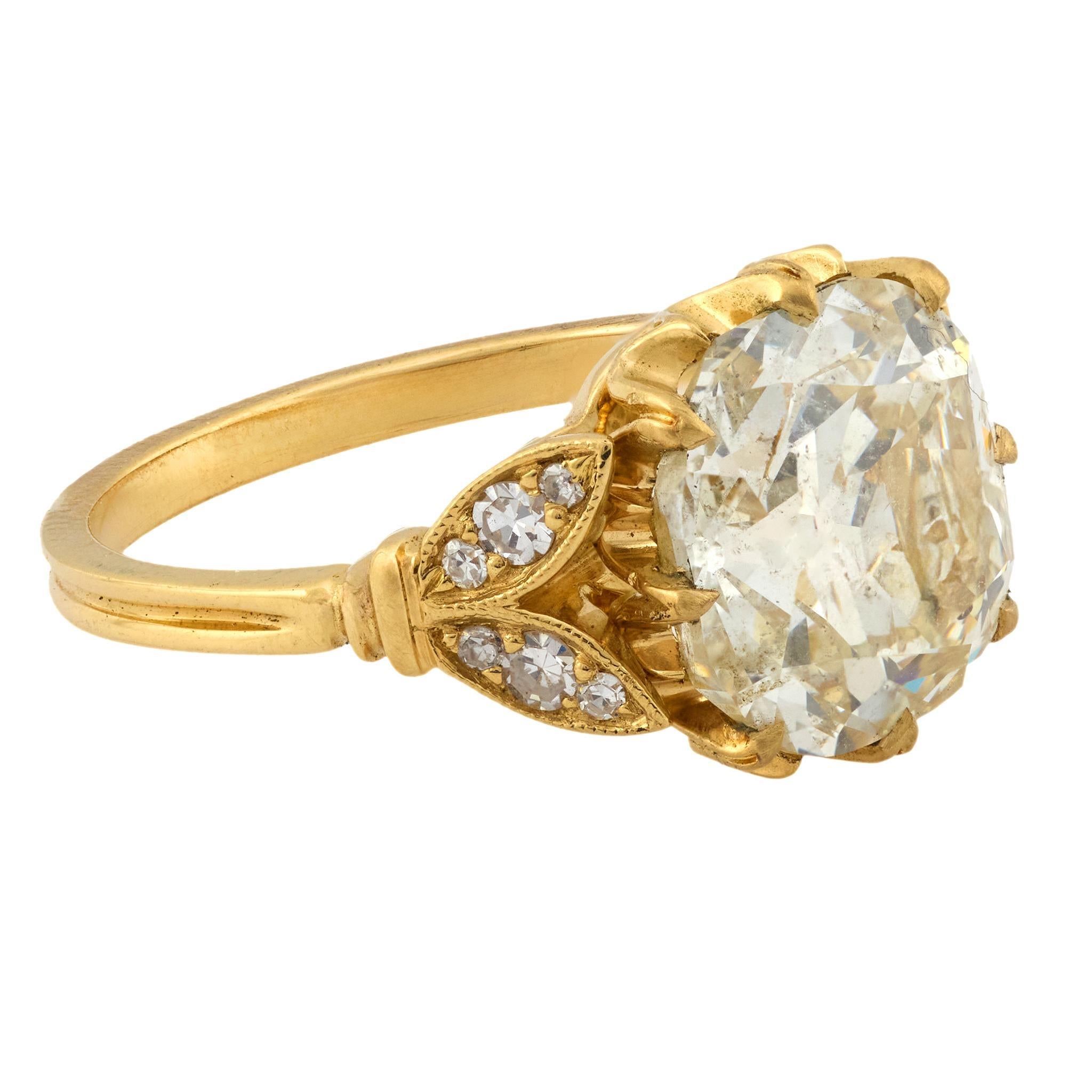 Moderno GIA Anello di fidanzamento in oro giallo 18k con diamante taglio old mine da 4,55 carati in vendita