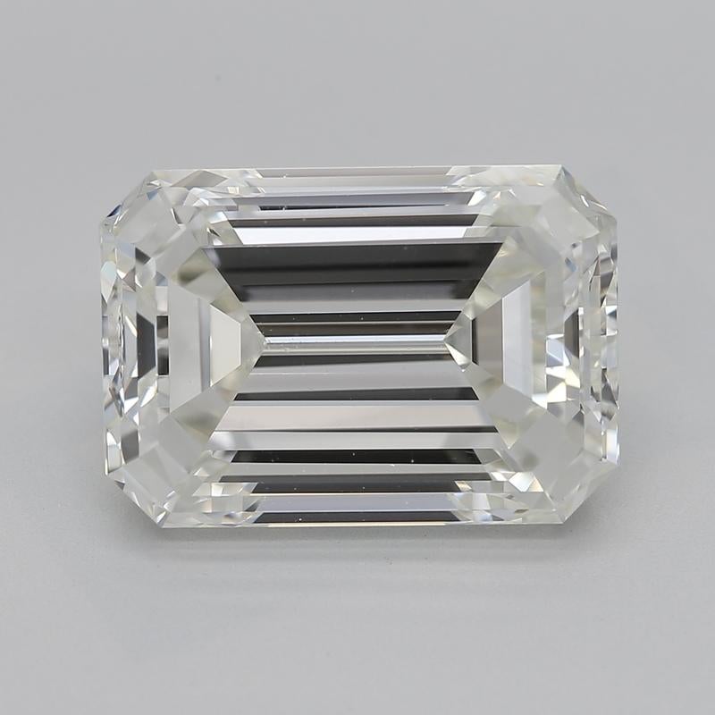 Un magnifico anello di diamanti con una splendida pietra centrale color smeraldo, che pesa ben 4,63 e vanta un'impeccabile J e VS1. Questo squisito pezzo è sapientemente realizzato in oro bianco, per offrire una luce calda e radiosa che esalta la