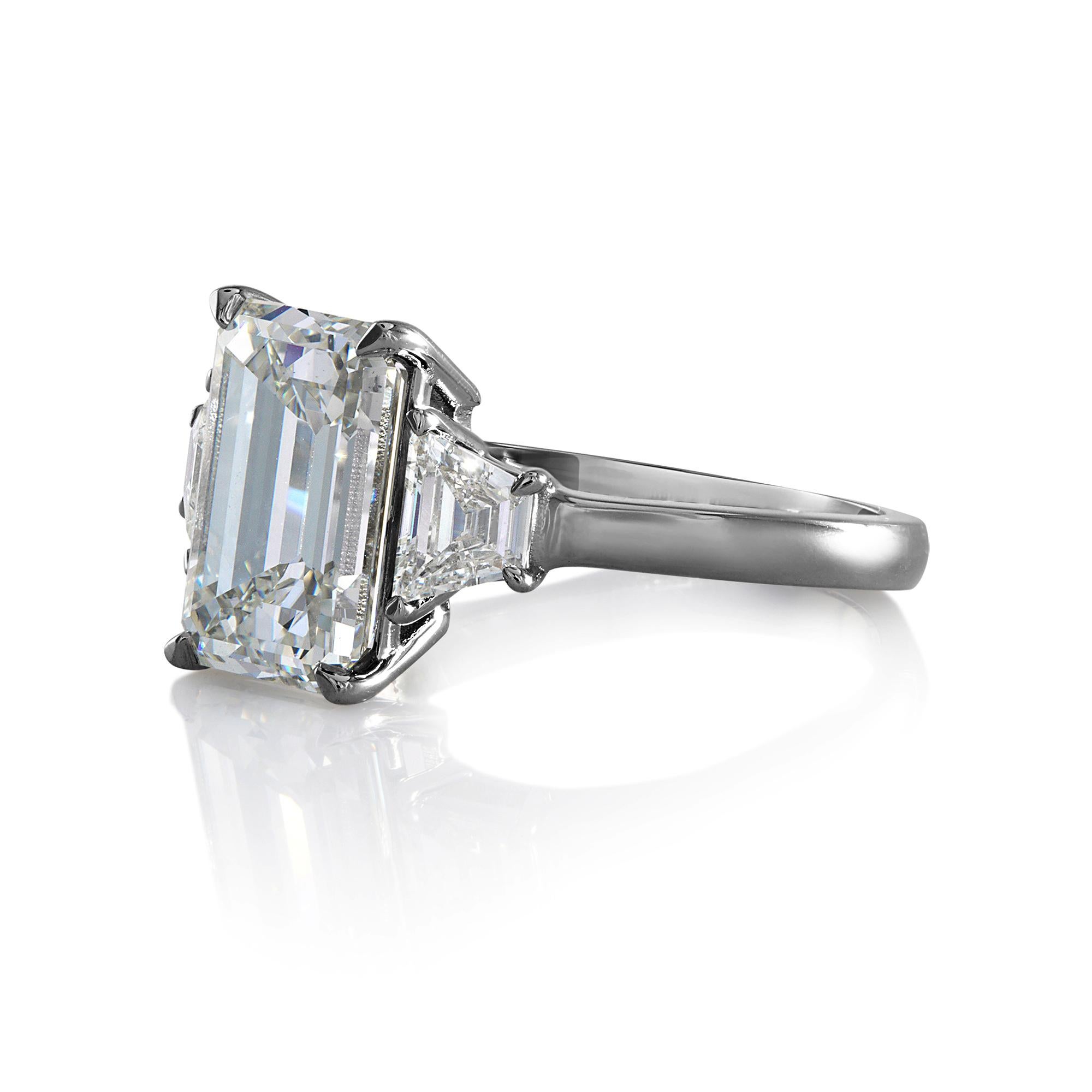 GIA 4.65ct Emerald Cut Trapezoids 3 Stone Diamond Engagement Platinum Ring In Good Condition In New York, NY