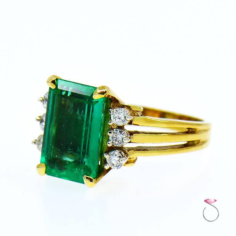 GIA 4.67 ct. Fine Colombian Emerald & Diamond 18K Ring In Excellent Condition For Sale In Honolulu, HI