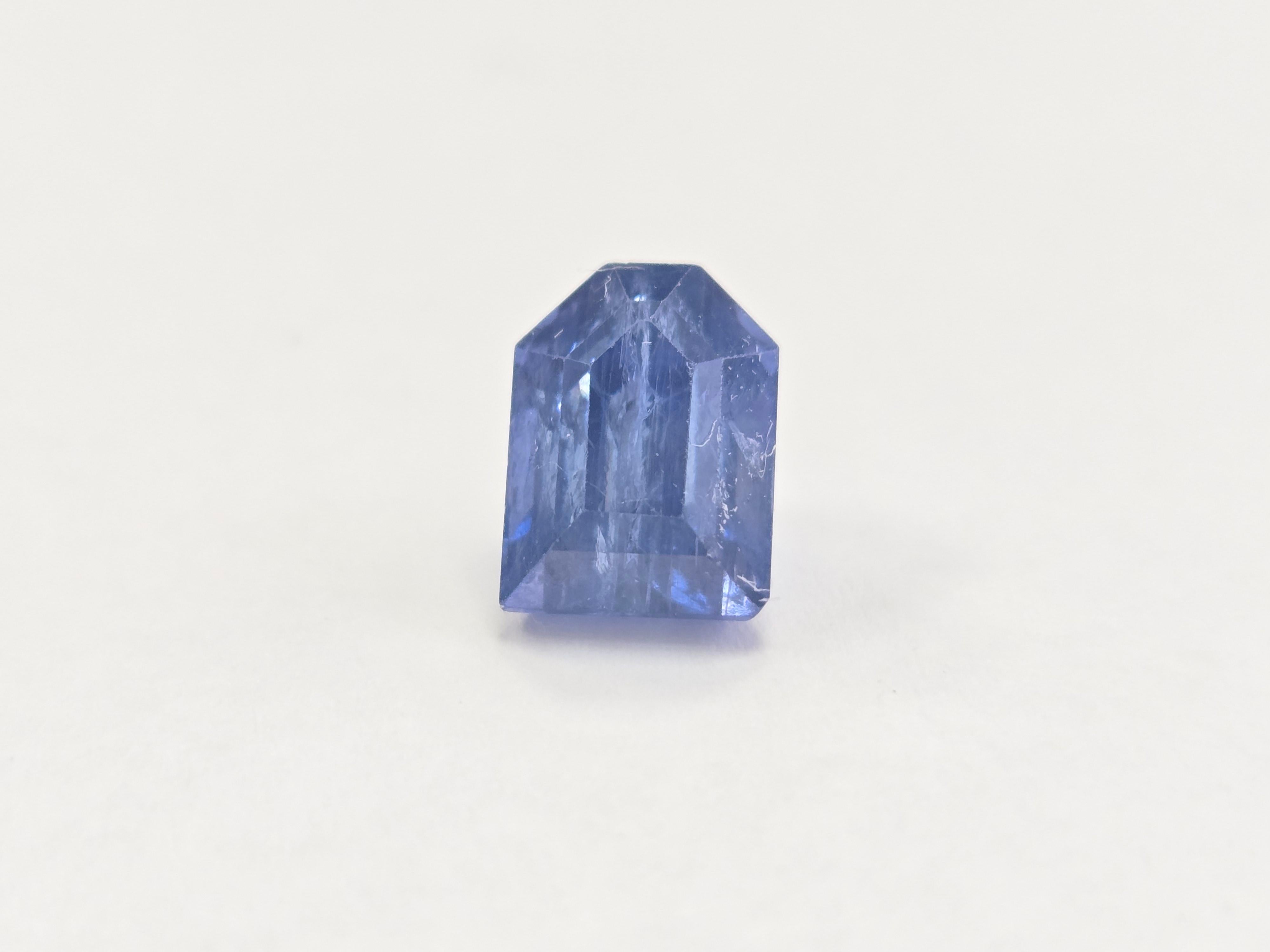 GIA 4,69 Karat natürlicher Saphir - fünfeckiger Stufenschliff, blau

Dieser GIA-zertifizierte 4,69-karätige natürliche Saphir besticht durch seine atemberaubende blaue Farbe mit einem tiefen, satten Farbton, der das Auge fesselt. Der einzigartige