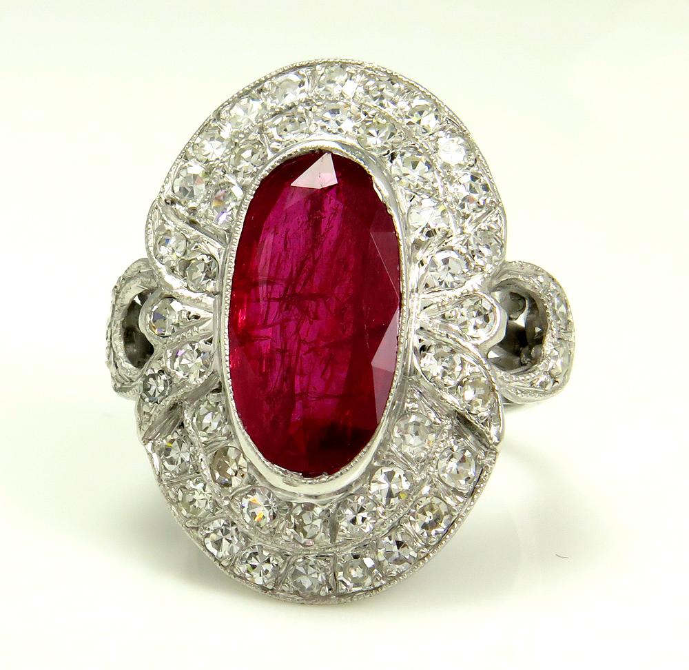 A Breathtaking Vintage 18K White Gold (tested) Elongated Oval Ruby ring. CIRCA 1940s.

Le RUBY est estimé à 3.50CT avec des mesures de 14.65x7.80x3.35 mm.

Certifié par le GIA en couleur Rouge foncé et transparent, Naturel avec quelques petites