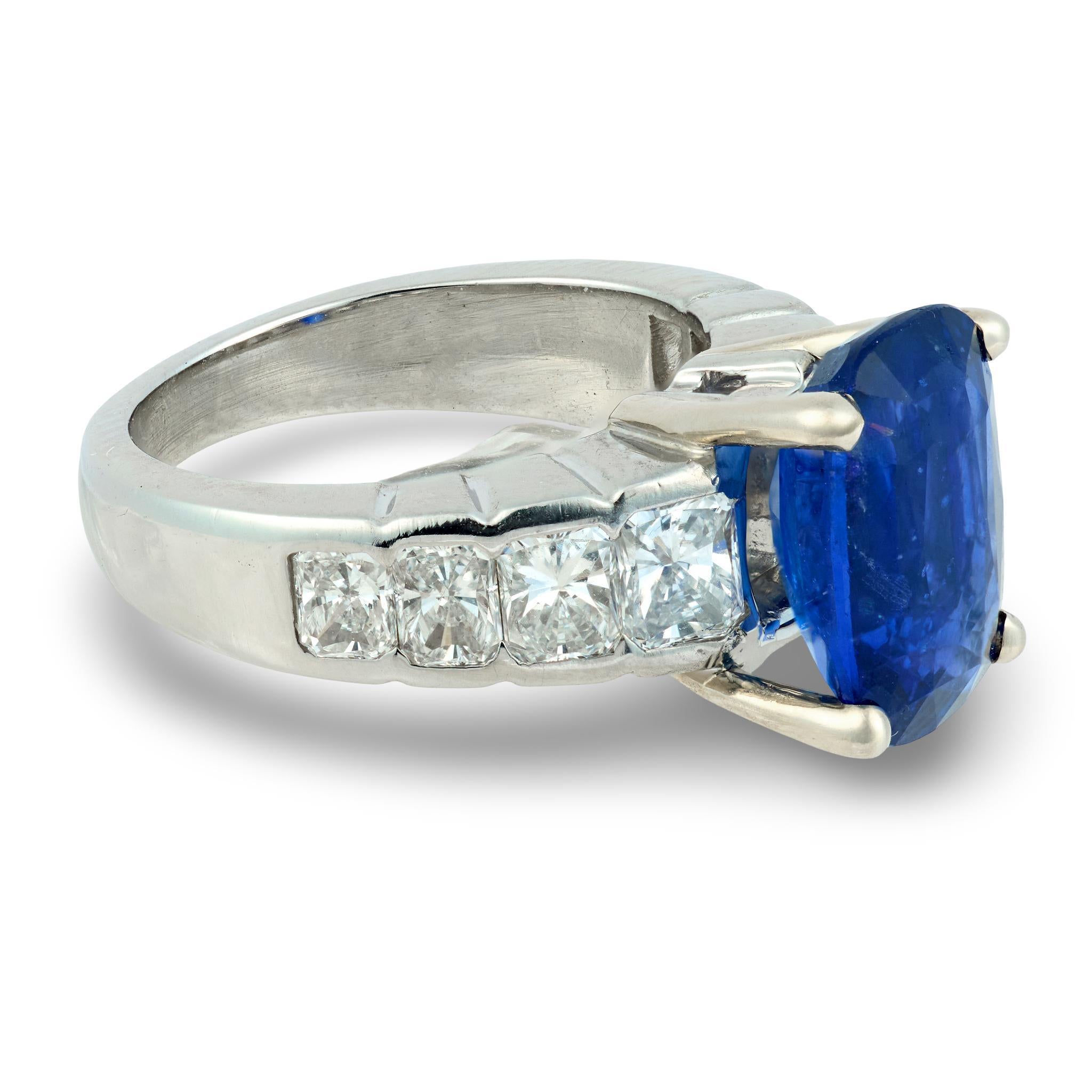Taille coussin GIA Bague de fiançailles en platine avec saphir de Ceylan de 4,75 carats et diamant en vente