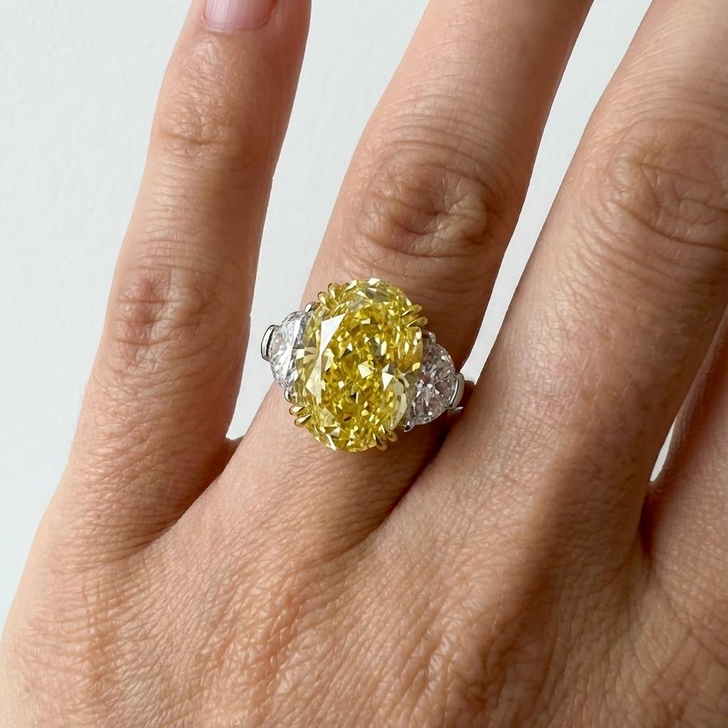 GIA 4,75-Karat Fancy Vivid Yellow Diamond Ring (Ovalschliff) im Angebot