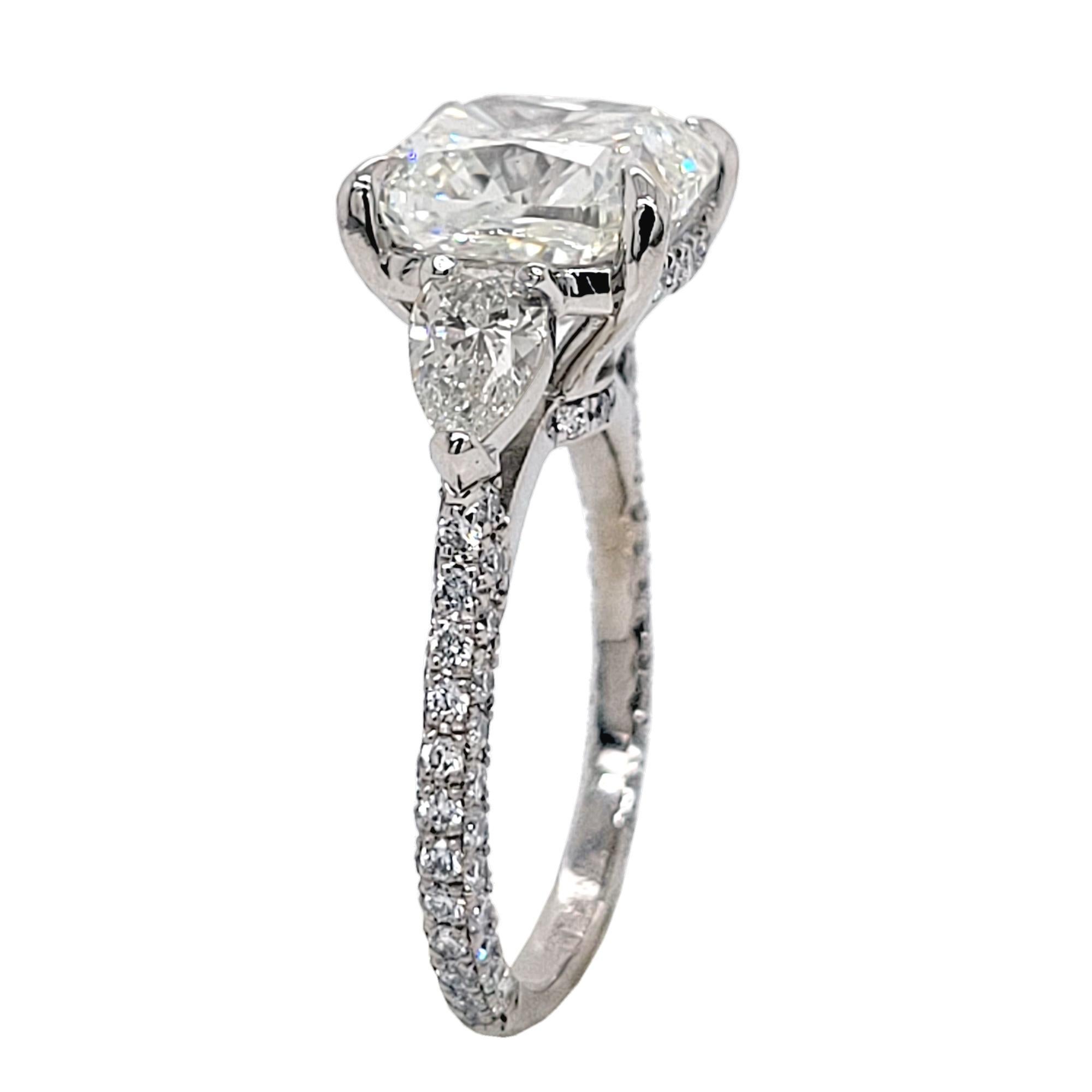 GIA 4,75 Karat I/VS1 Kissenschliff Diamant Platin 3-Stein Verlobungsring mit 2 Birnen (Zeitgenössisch) im Angebot
