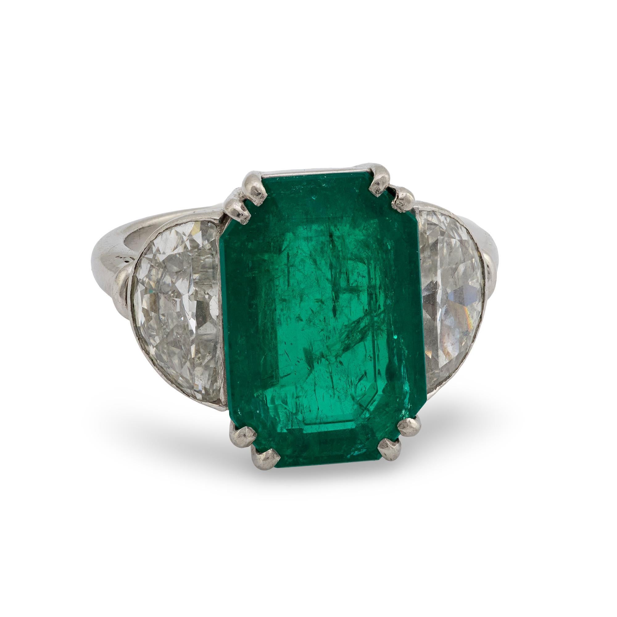 Contemporaneo GIA Anello a tre pietre con smeraldo colombiano di 4,78 carati e diamante in platino in vendita