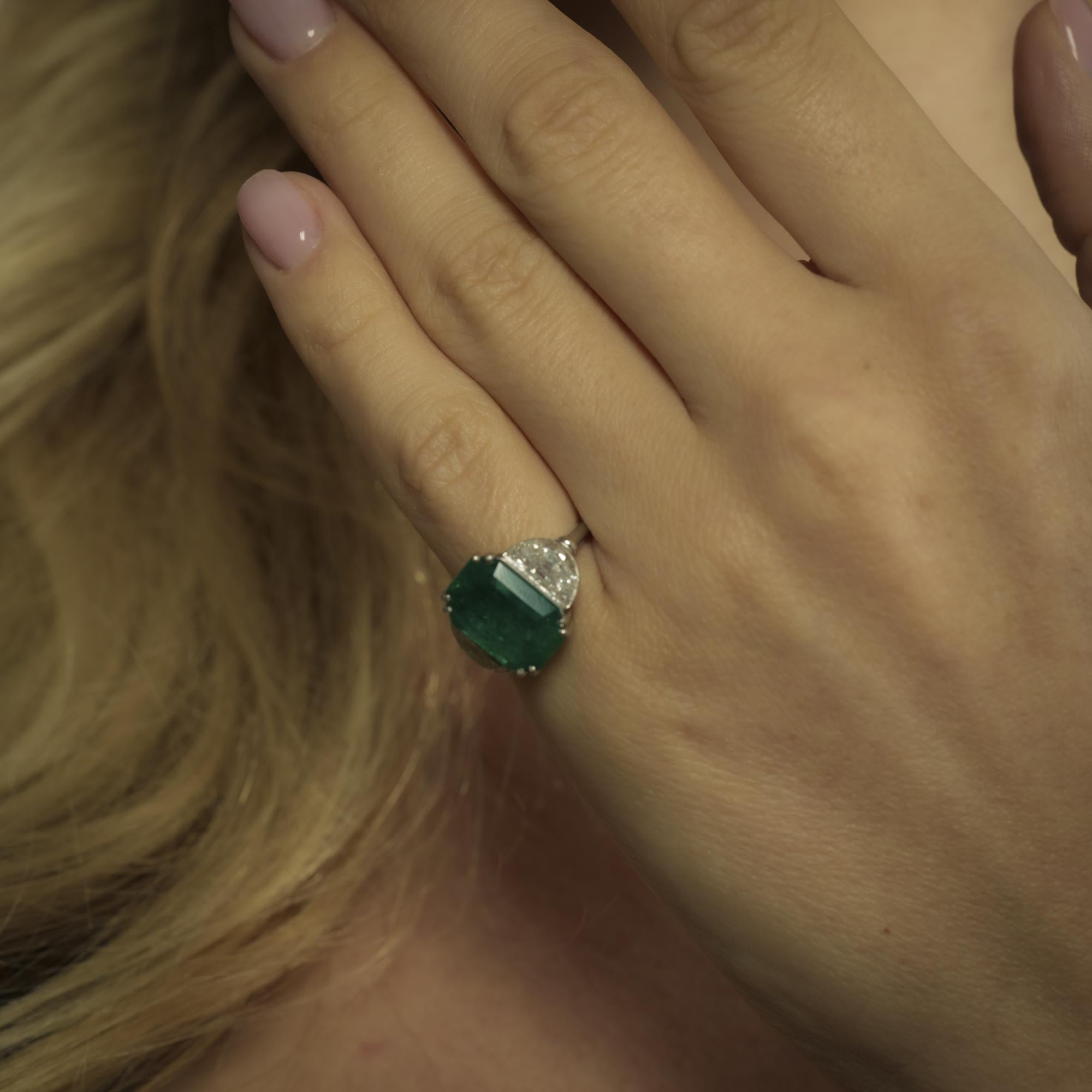 Donna GIA Anello a tre pietre con smeraldo colombiano di 4,78 carati e diamante in platino in vendita
