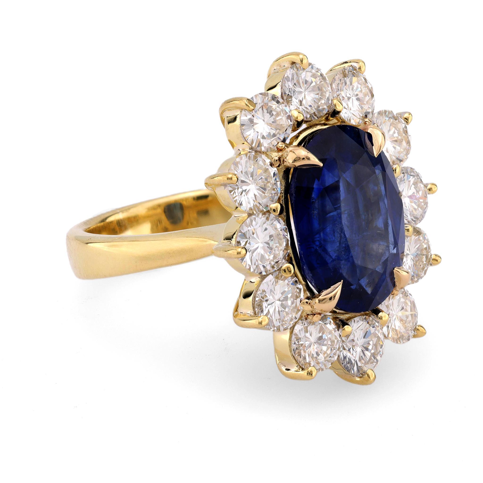 GIA 4,84 Karat oval geschliffener Saphir Diamant 14k Gelbgold Cluster-Ring (Moderne)
