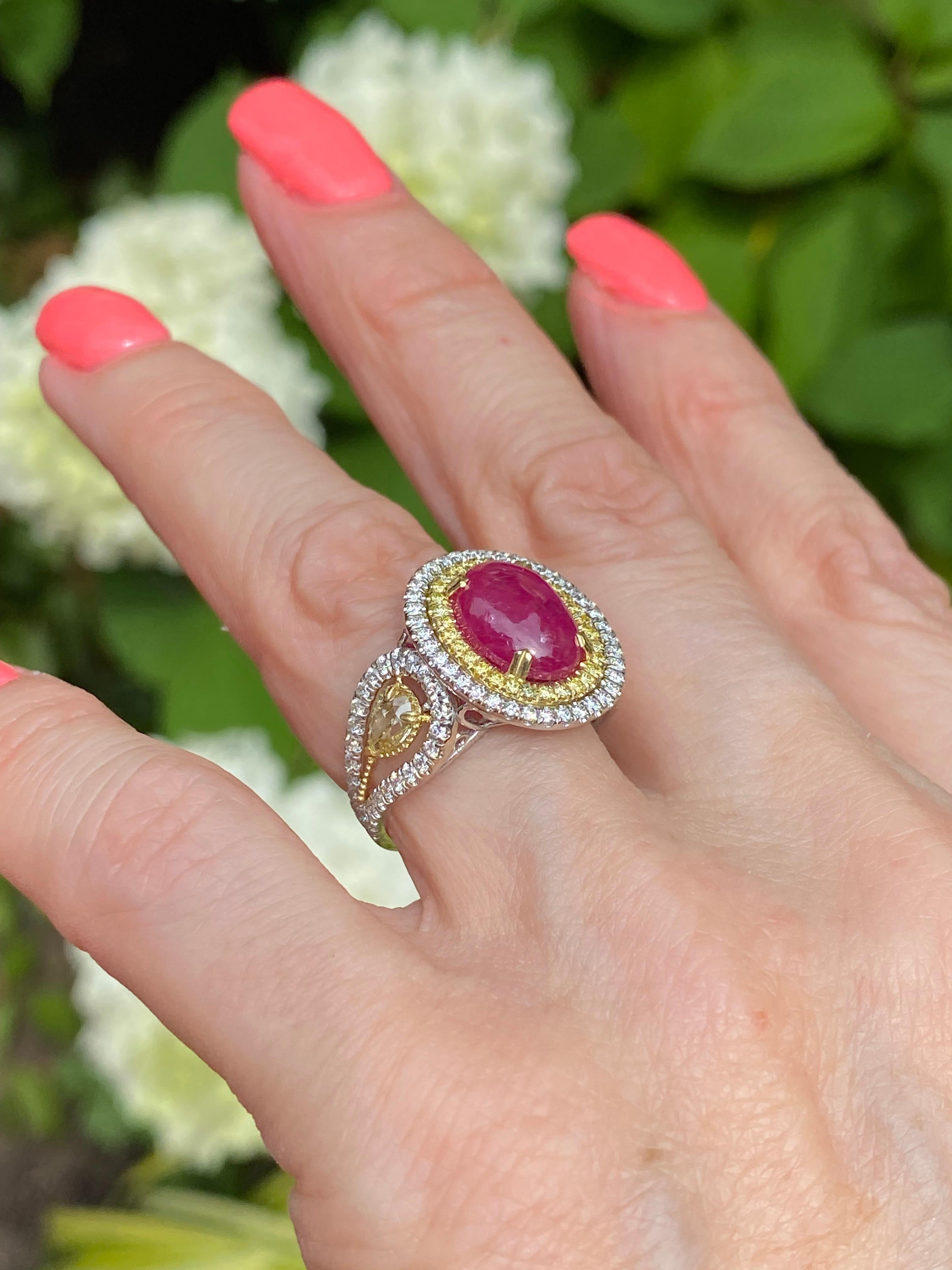 GIA 4,91 Ct Rosa violaceo Anello con diamante rubino non riscaldato a forma di cabochon ovale in vendita 2