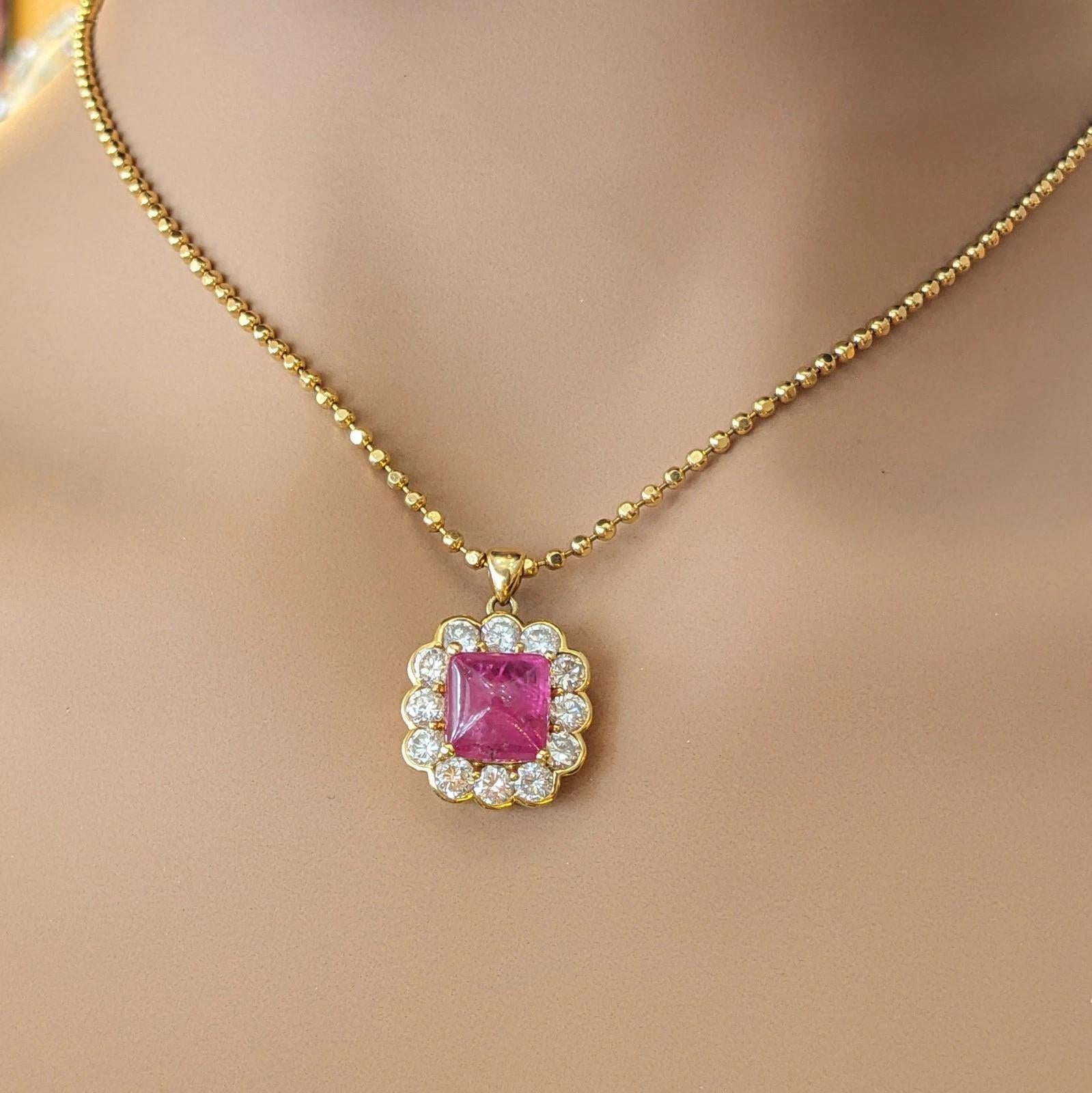 Taille cabochon « sugarloaf » GIA 4.97 ct Rubis cabochon non chauffé Collier Halo Diamants en or jaune 18k en vente