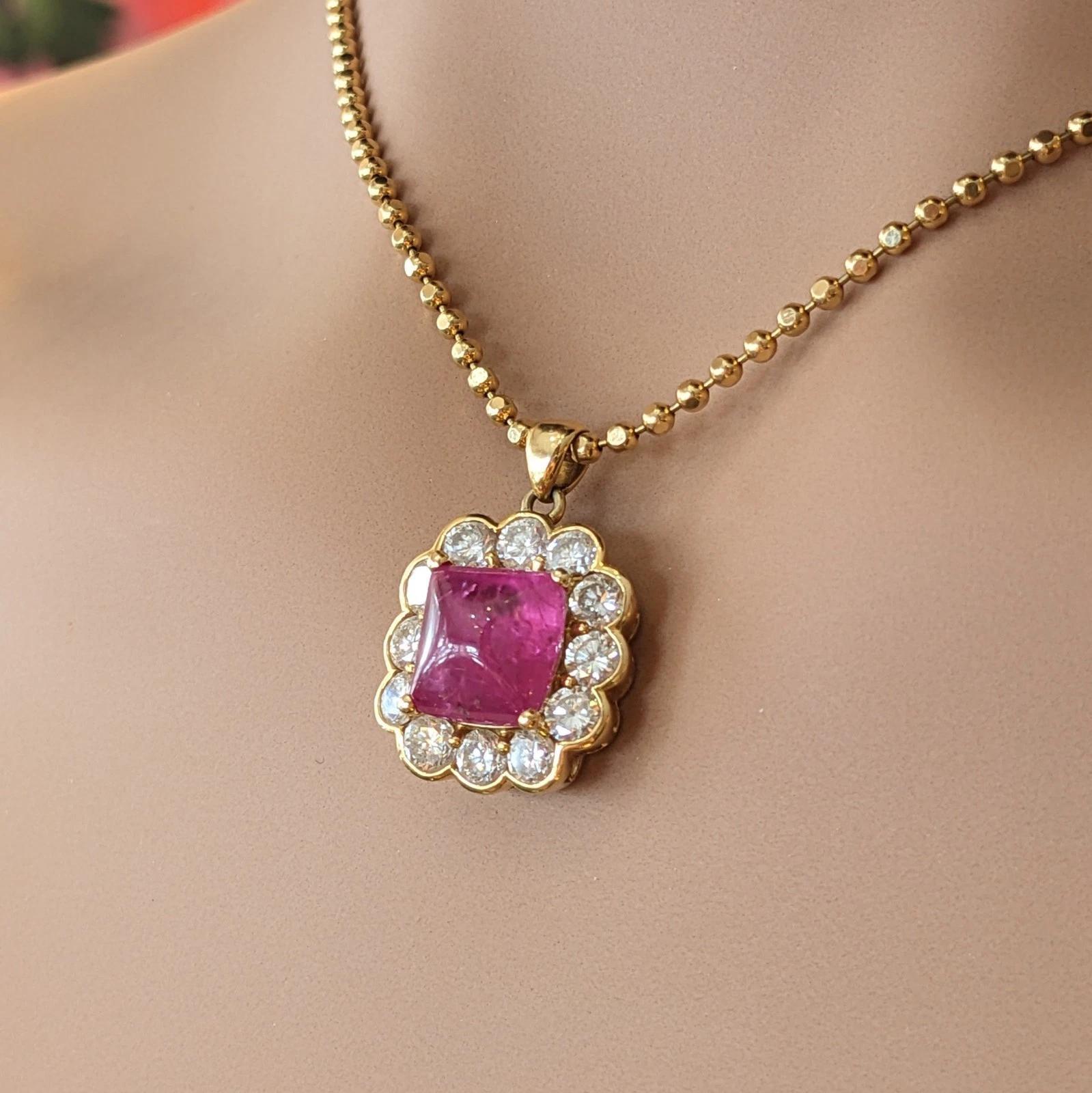GIA 4.97 ct Rubis cabochon non chauffé Collier Halo Diamants en or jaune 18k Excellent état - En vente à La Jolla, CA