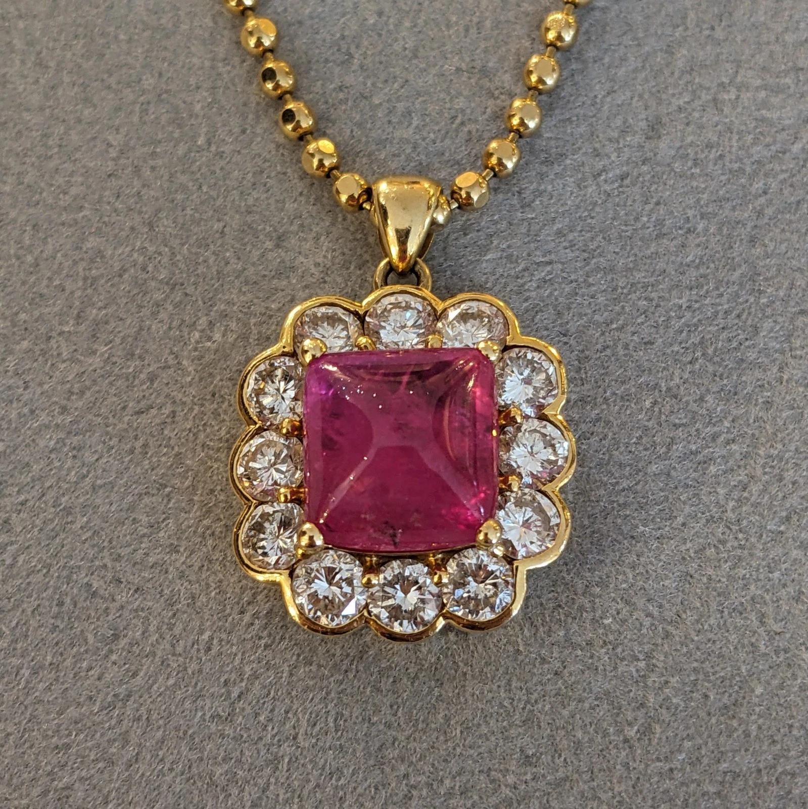 GIA 4.97 ct Rubis cabochon non chauffé Collier Halo Diamants en or jaune 18k Pour femmes en vente