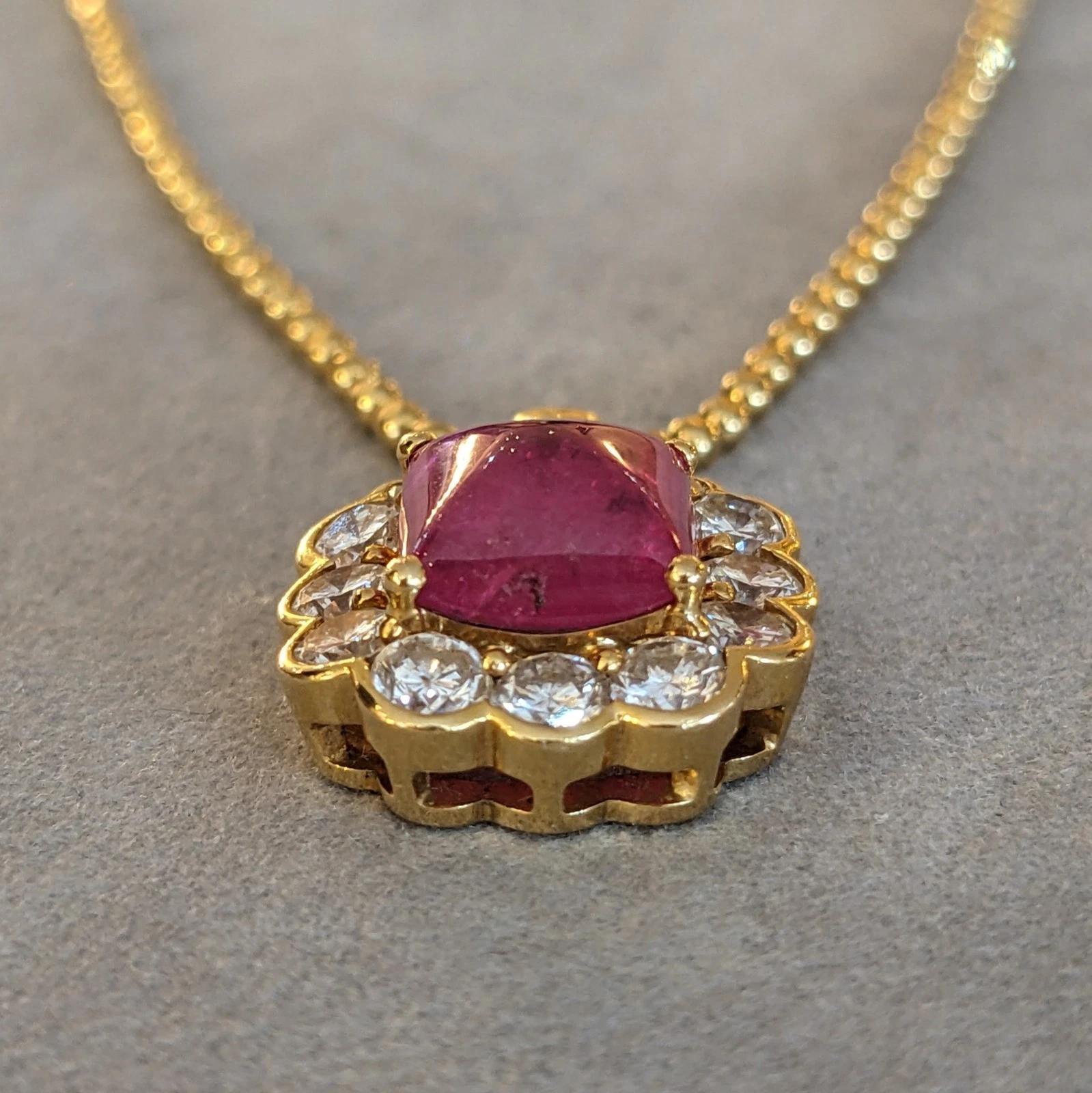 GIA 4.97 ct Rubis cabochon non chauffé Collier Halo Diamants en or jaune 18k en vente 1