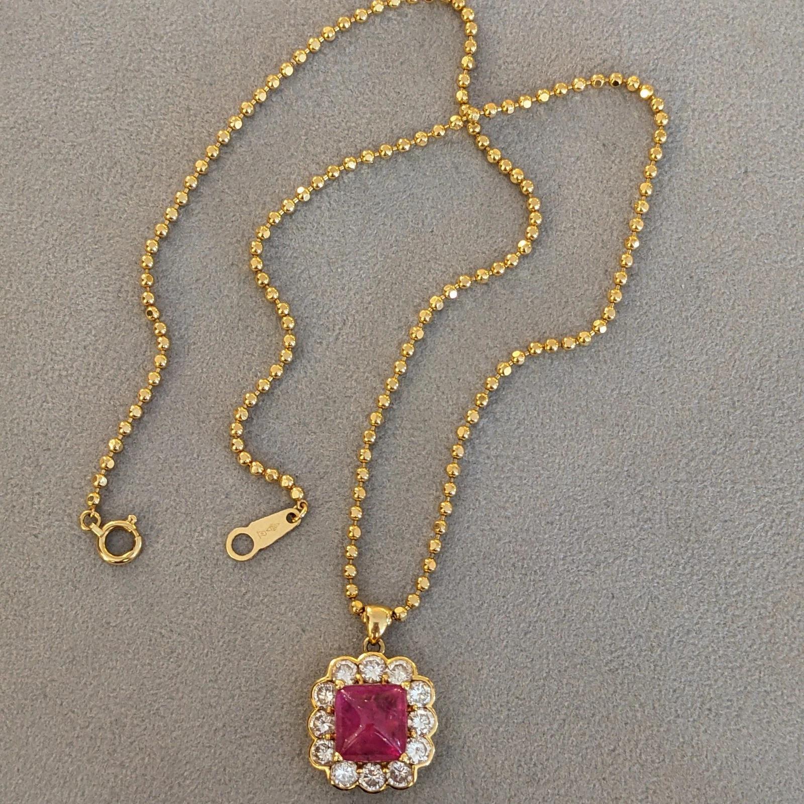 GIA 4.97 ct Rubis cabochon non chauffé Collier Halo Diamants en or jaune 18k en vente 2