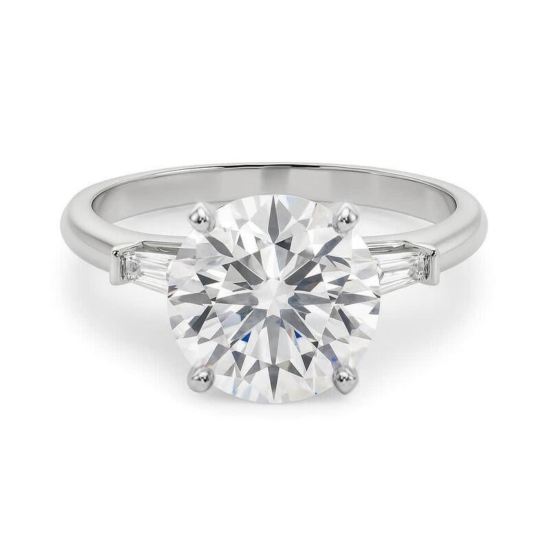 Taglio rotondo GIA Anello con diamante rotondo a tre pietre e baguette affusolata in oro bianco 18 carati da 4 carati in vendita