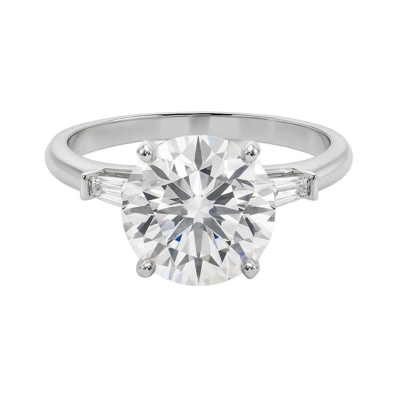GIA Anello con diamante rotondo a tre pietre e baguette affusolata in oro bianco 18 carati da 4 carati