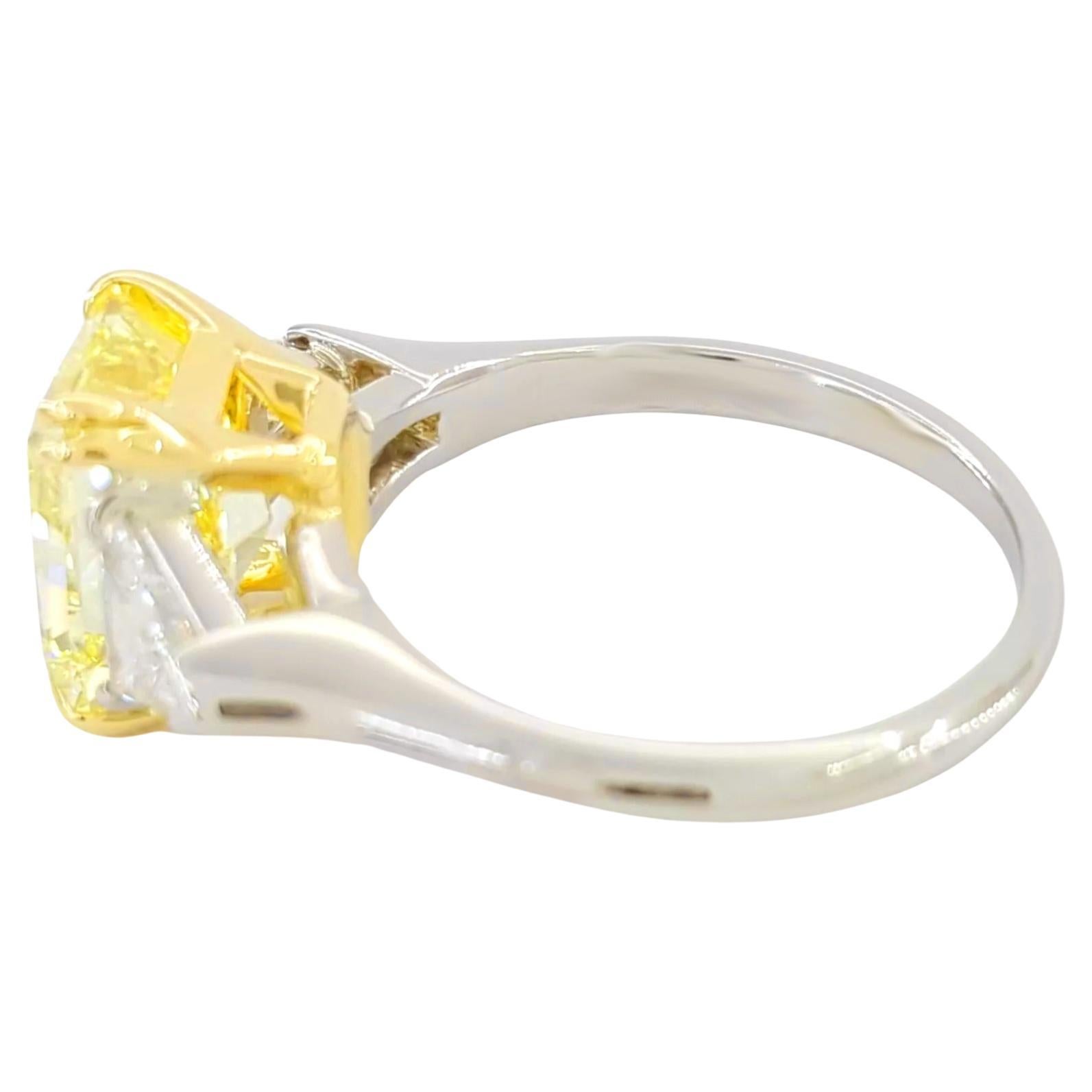 GIA 5 Carat Fancy Radiant Yellow Diamond Ring FLAWLESS im Zustand „Hervorragend“ im Angebot in Chicago, IL