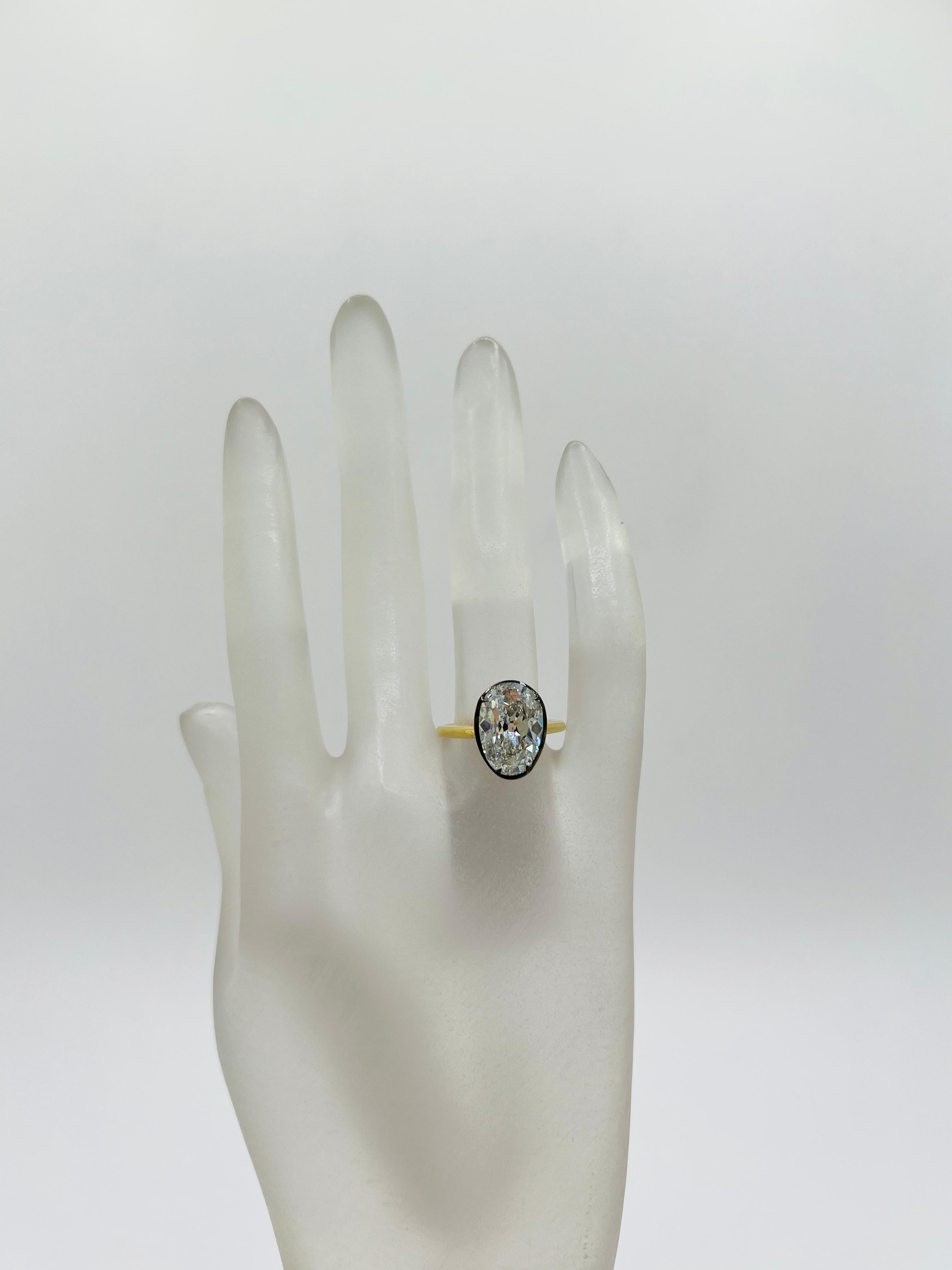 Taille ovale GIA 5 Carat Oval Diamond Solitaire Ring in Black Rhodium & 18K Yellow Gold