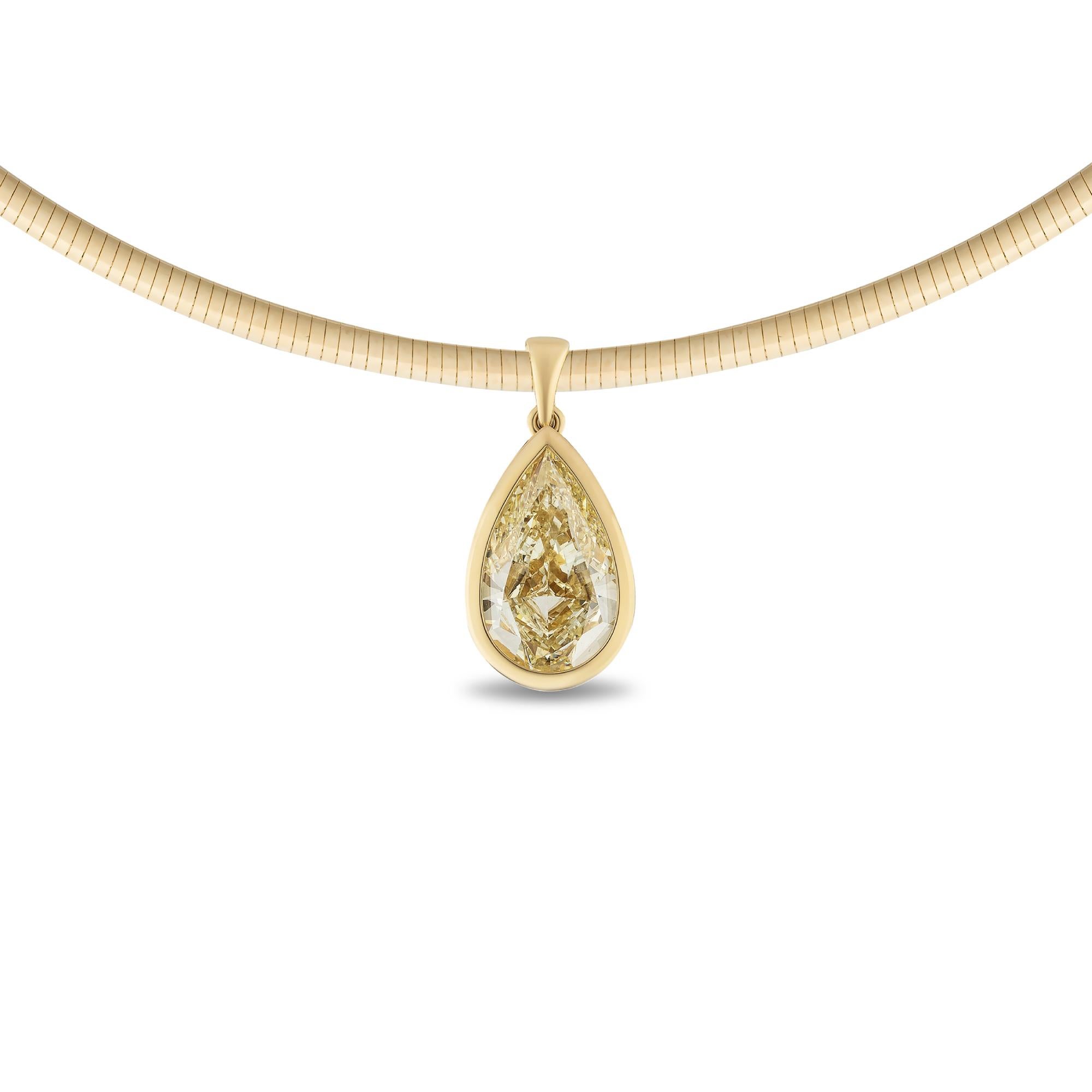  Il pezzo di lusso è caratterizzato da un'elegante e sofisticata catena Omega in oro giallo 18 carati, che misura 3 mm di larghezza e 16 pollici di lunghezza, con un peso di 10,52 grammi. Il design a catena Omega offre un look raffinato, perfetto