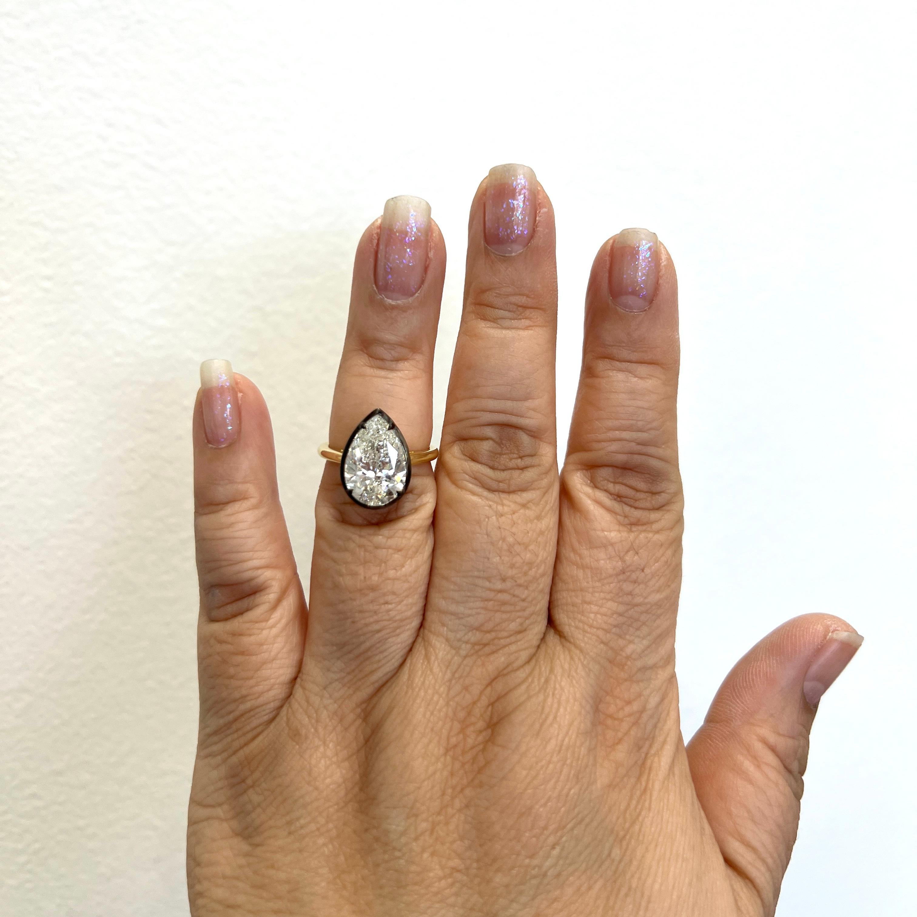 Magnifique 5,01 ct. J Diamant blanc SI2 en forme de poire.  Fabriqué à la main en or jaune 18k et rhodium noir.  Bague taille 6.5.  Livré avec un certificat GIA.